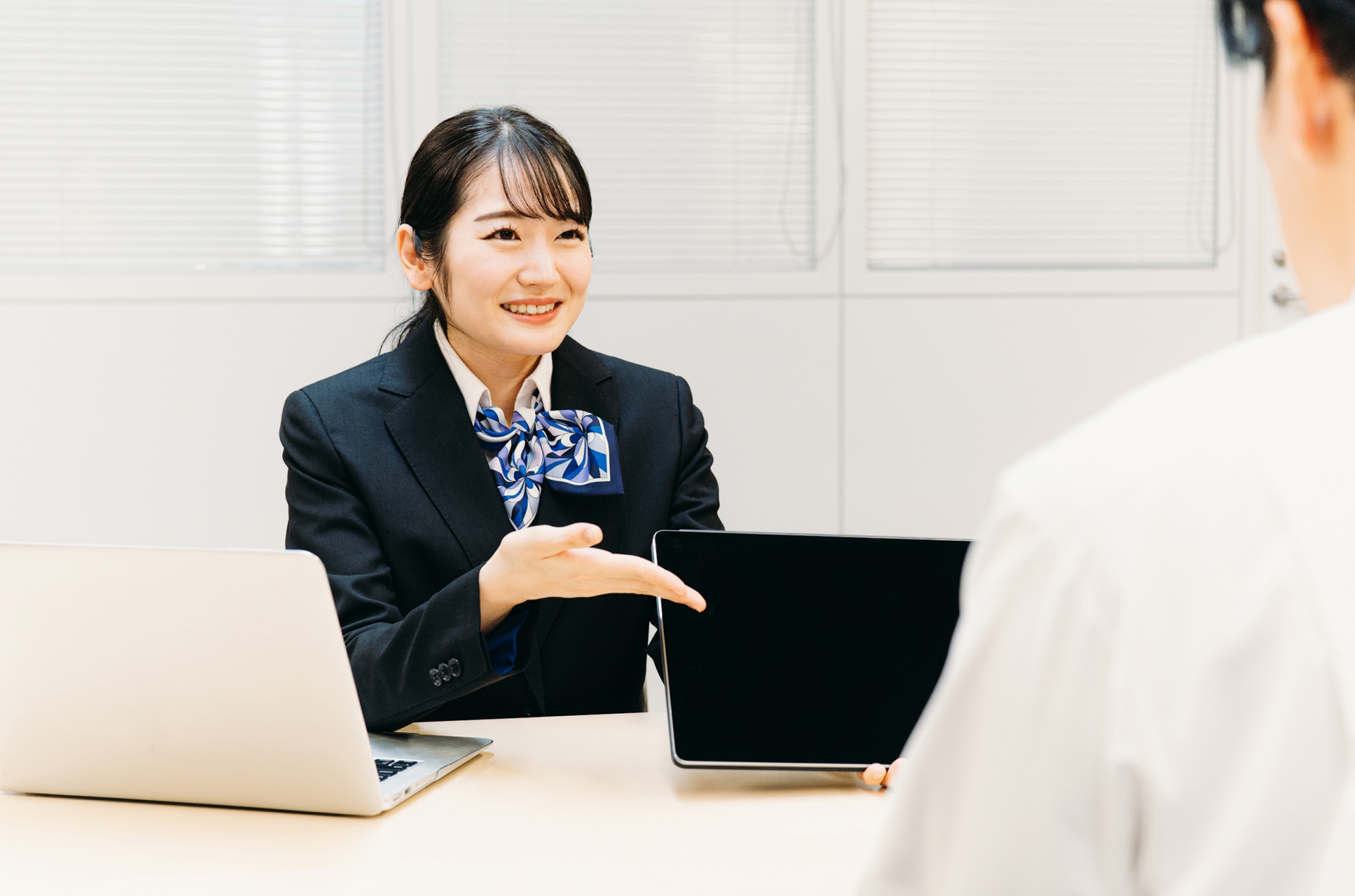 案内する女性