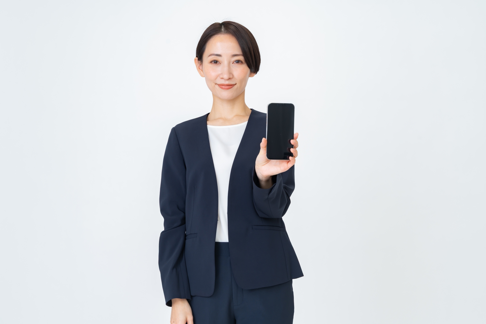 携帯を見せる女性