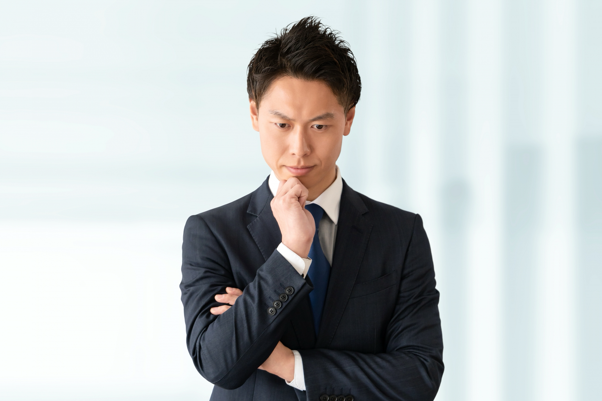 俯くスーツの男性