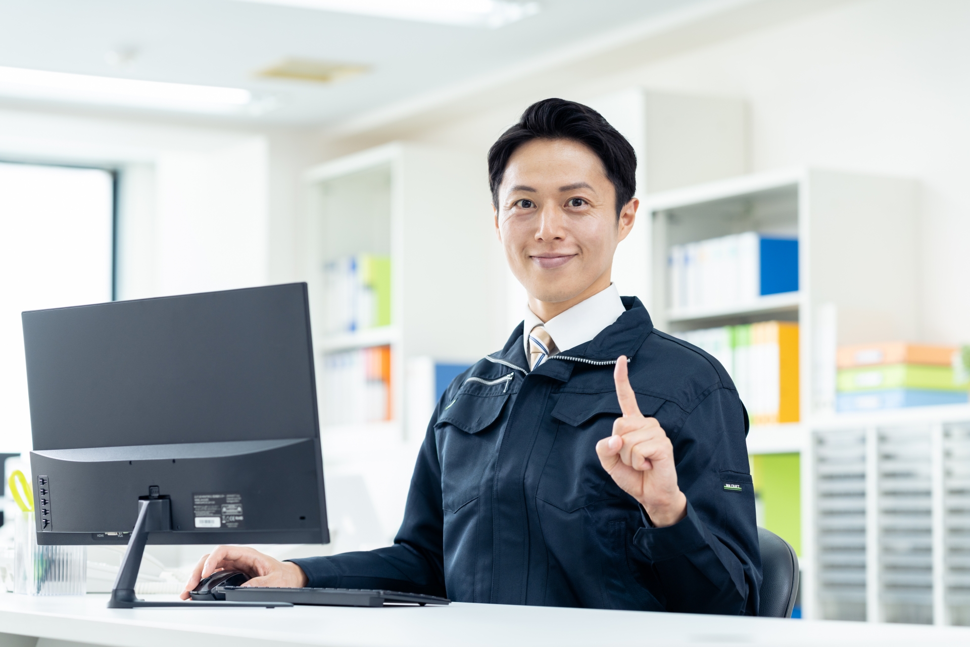 こっちを見て人差し指を立てる男性
