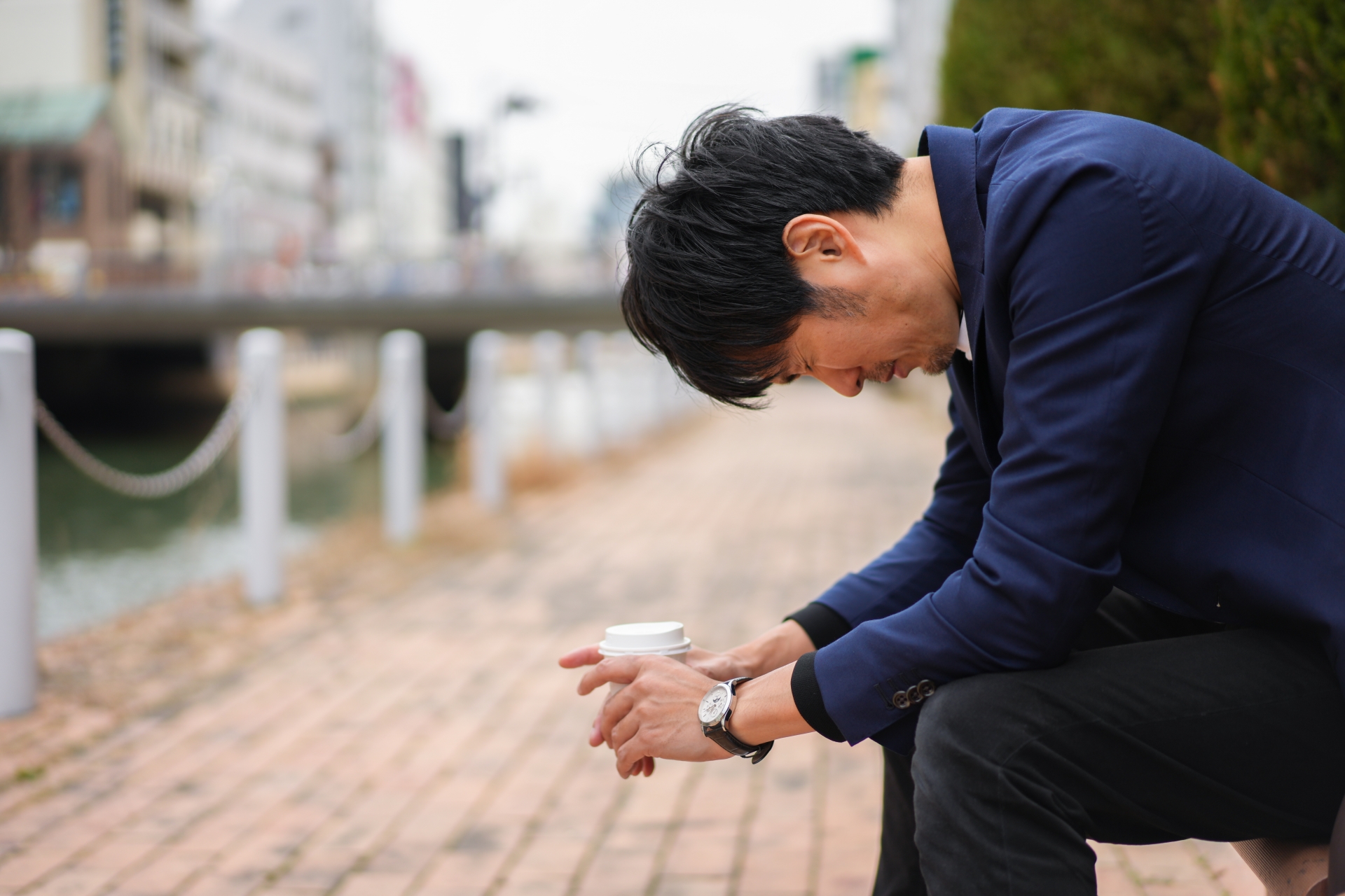 ベンチで落ち込む男性