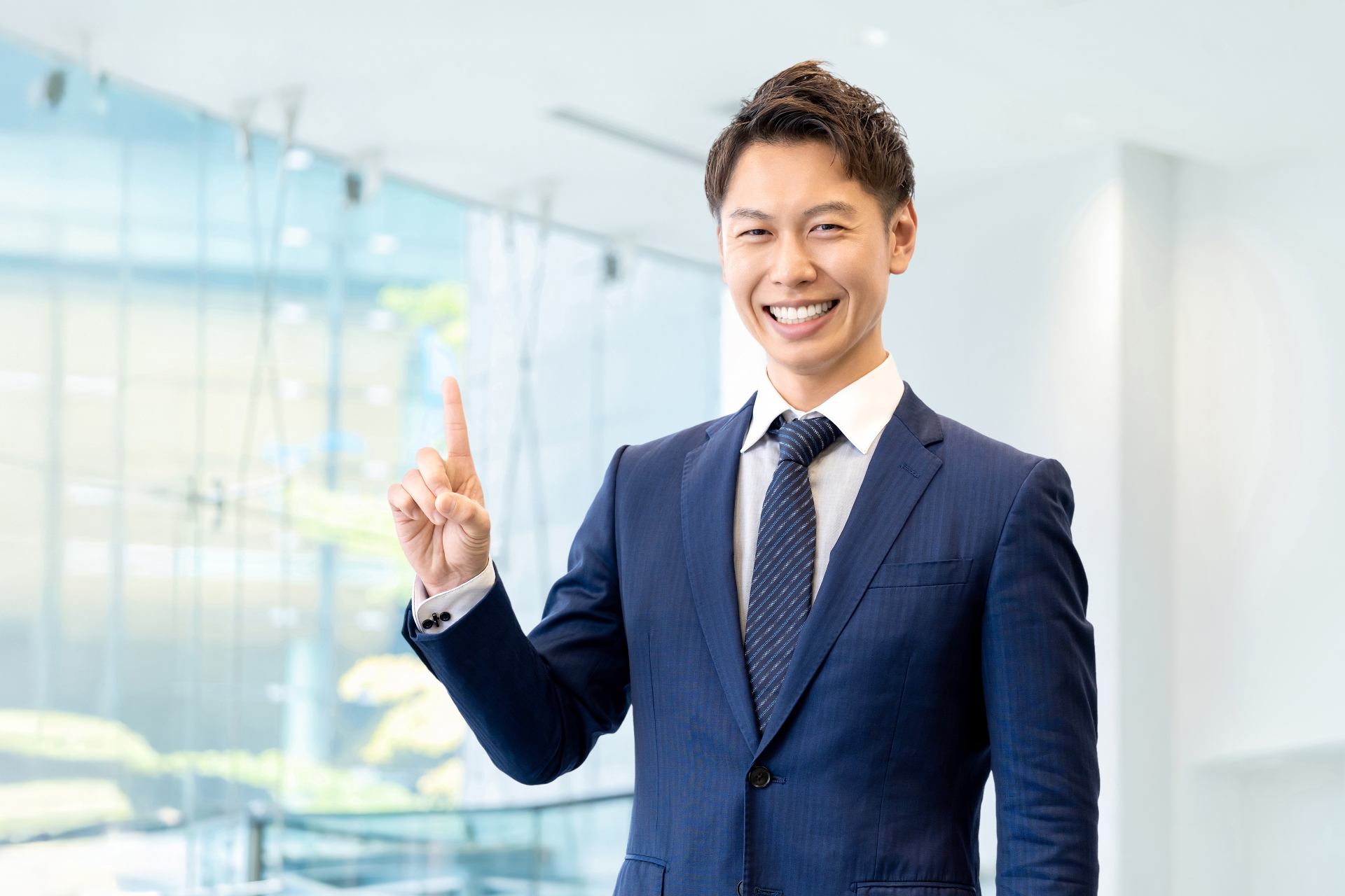 指を立てる笑顔の男性