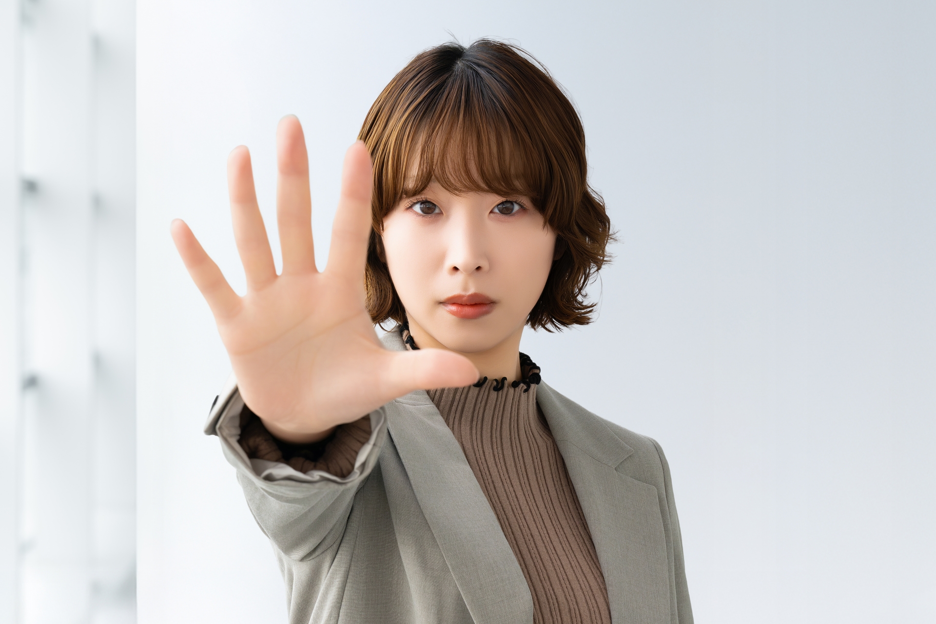 手を前に出す女性