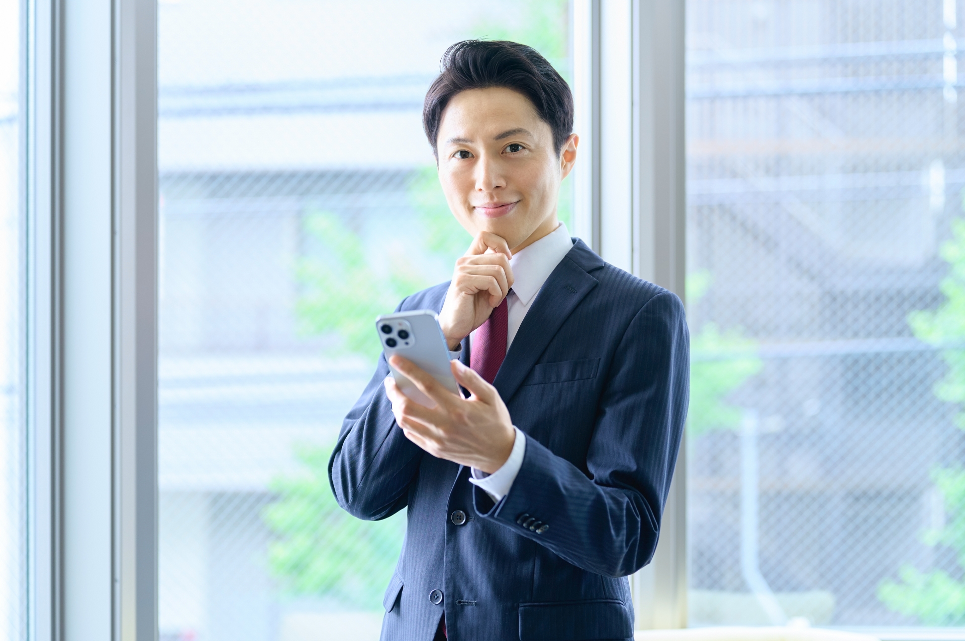 スマホを持つビジネスマン