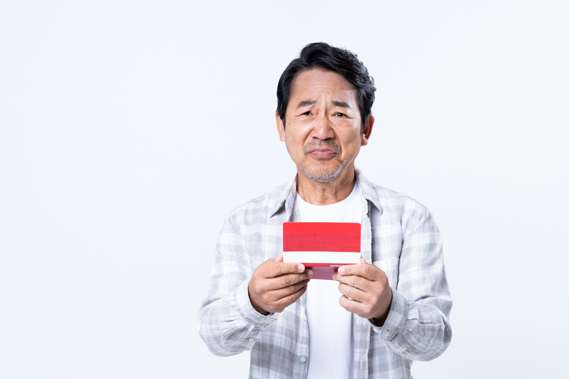 通帳を持つ男性