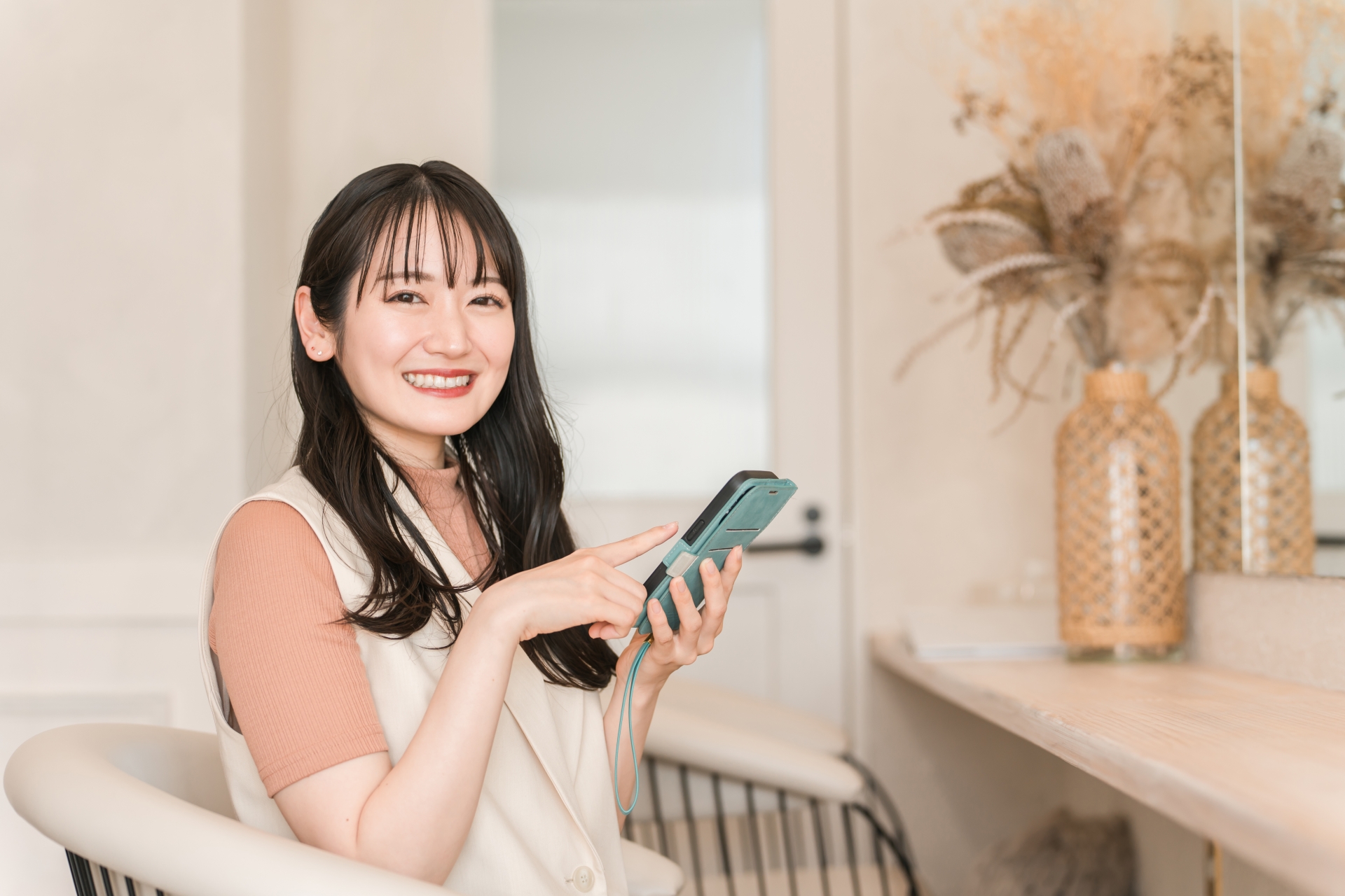 スマホを持つ笑顔の女性