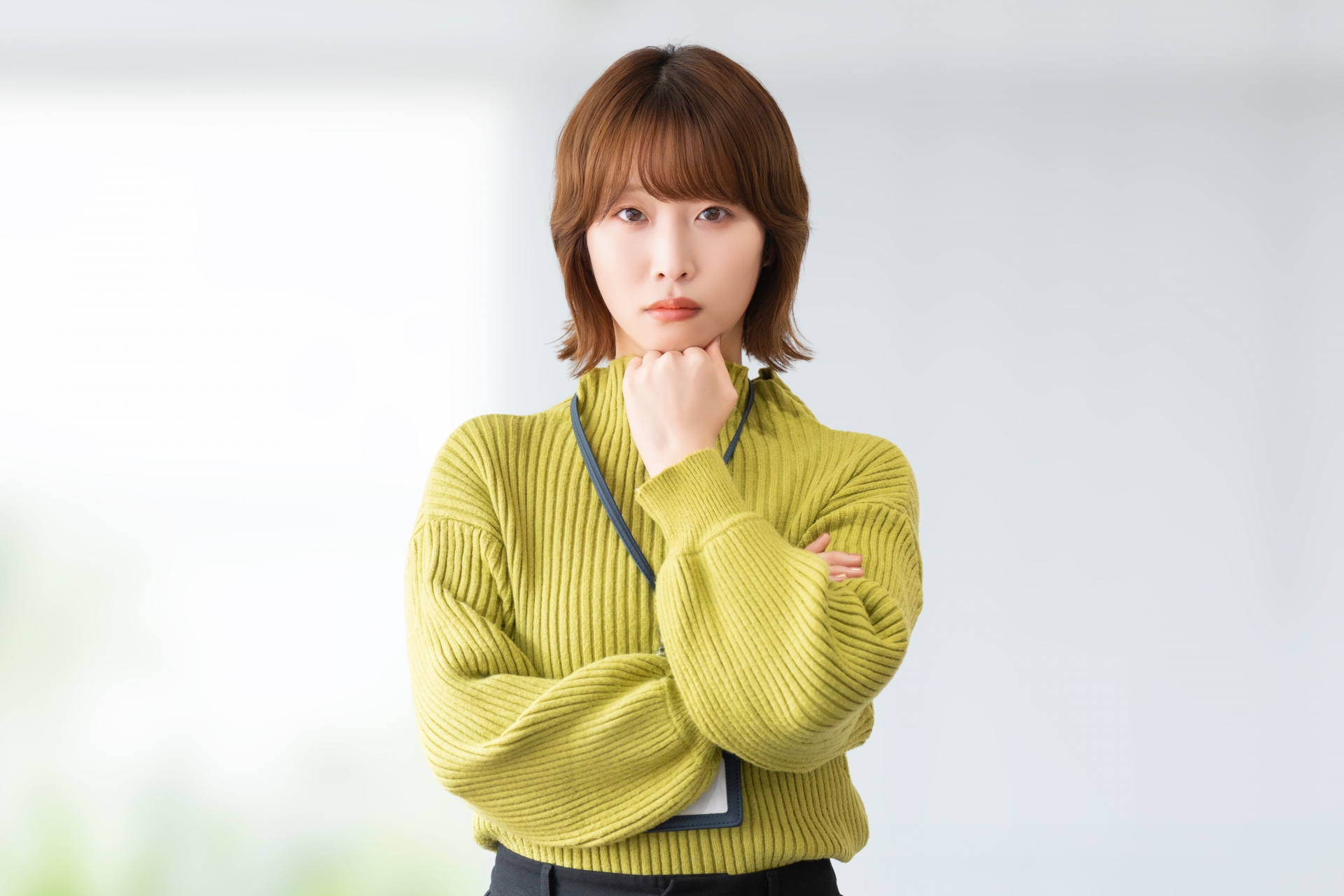 顎に手を当てる女性