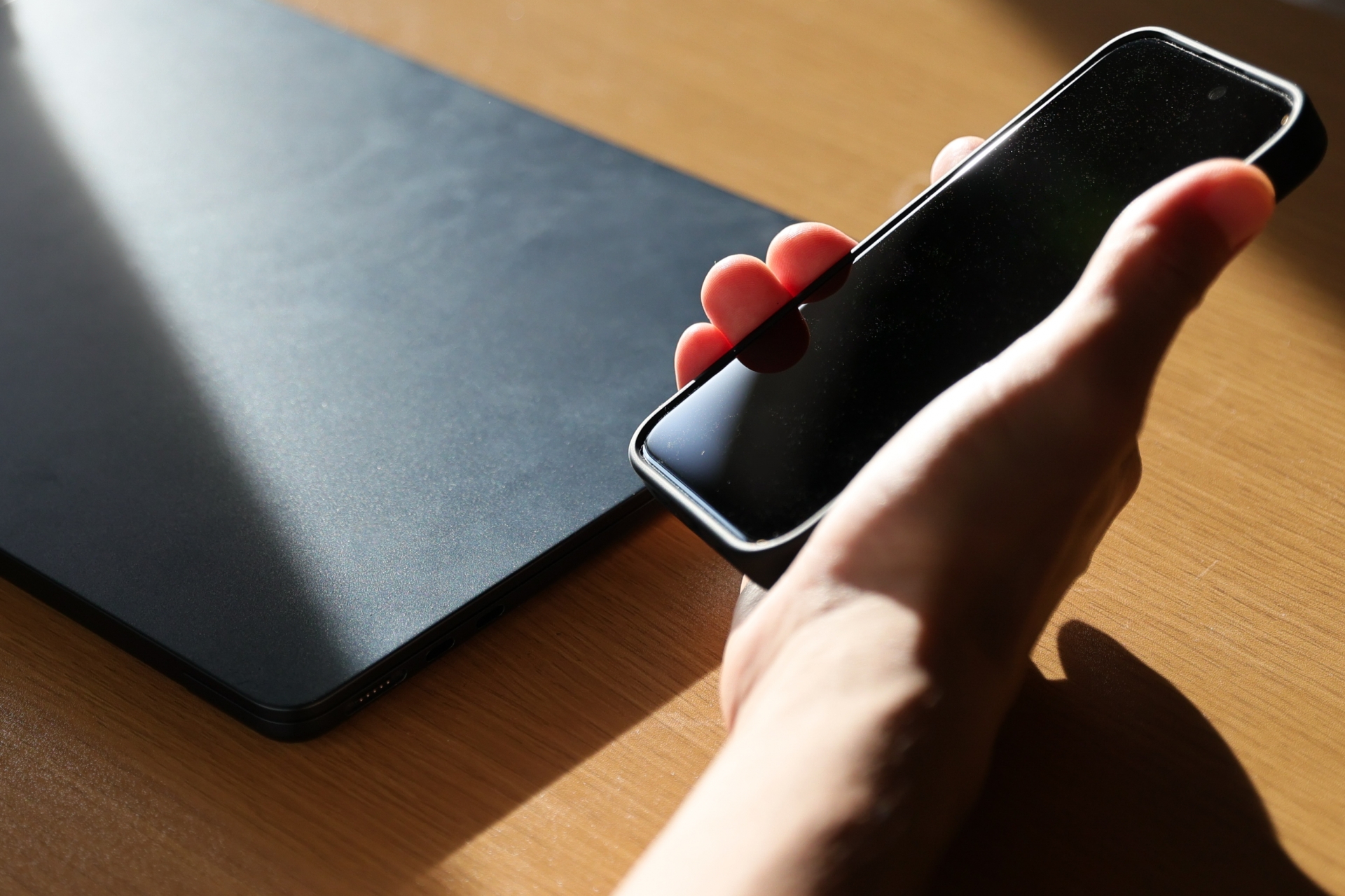 スマホを持つ手元