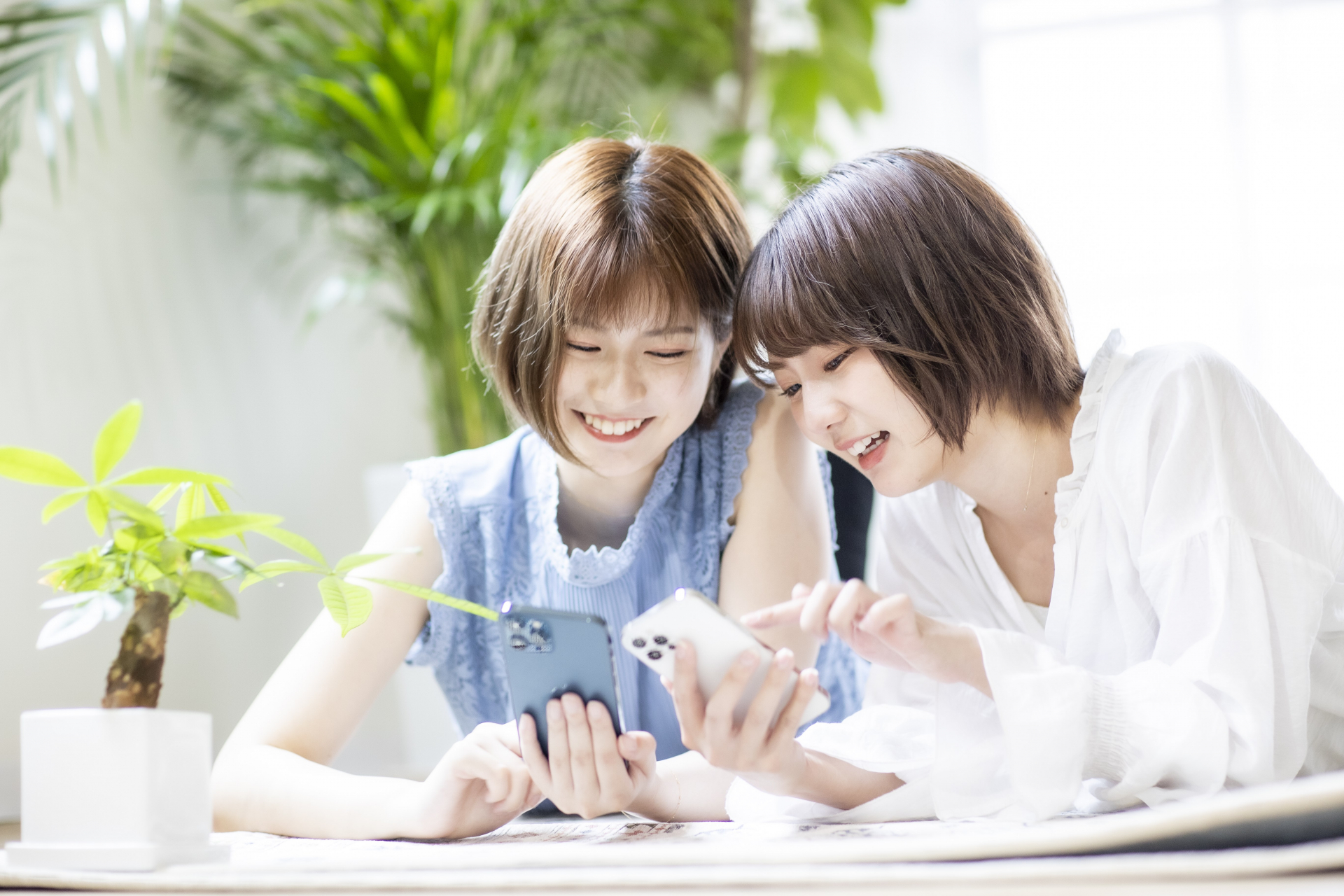 2人の女性がスマホで語りあっている