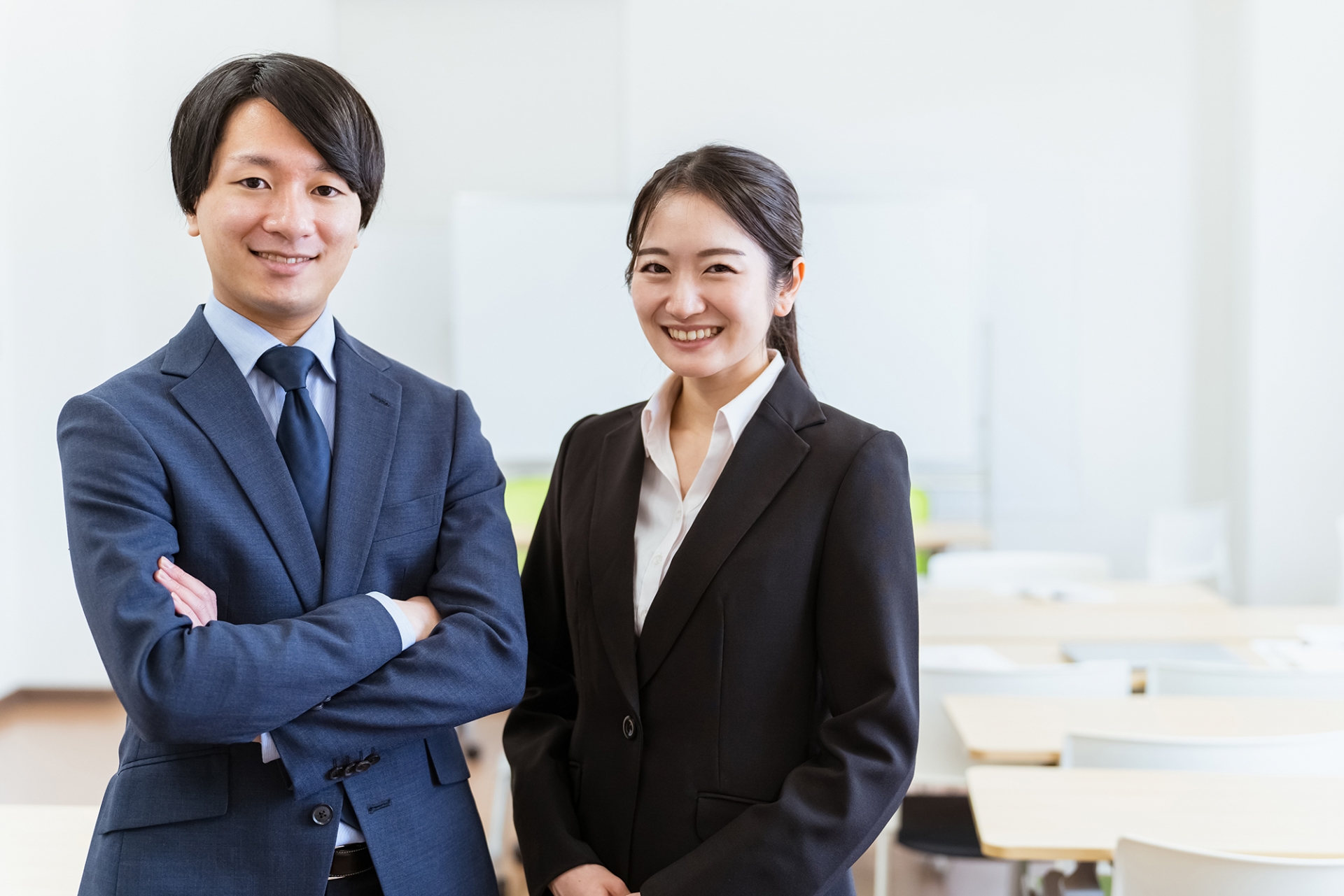 こちらを向いた男性と女性