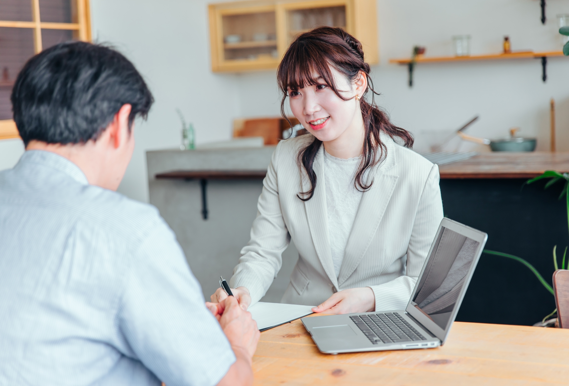 説明する女性