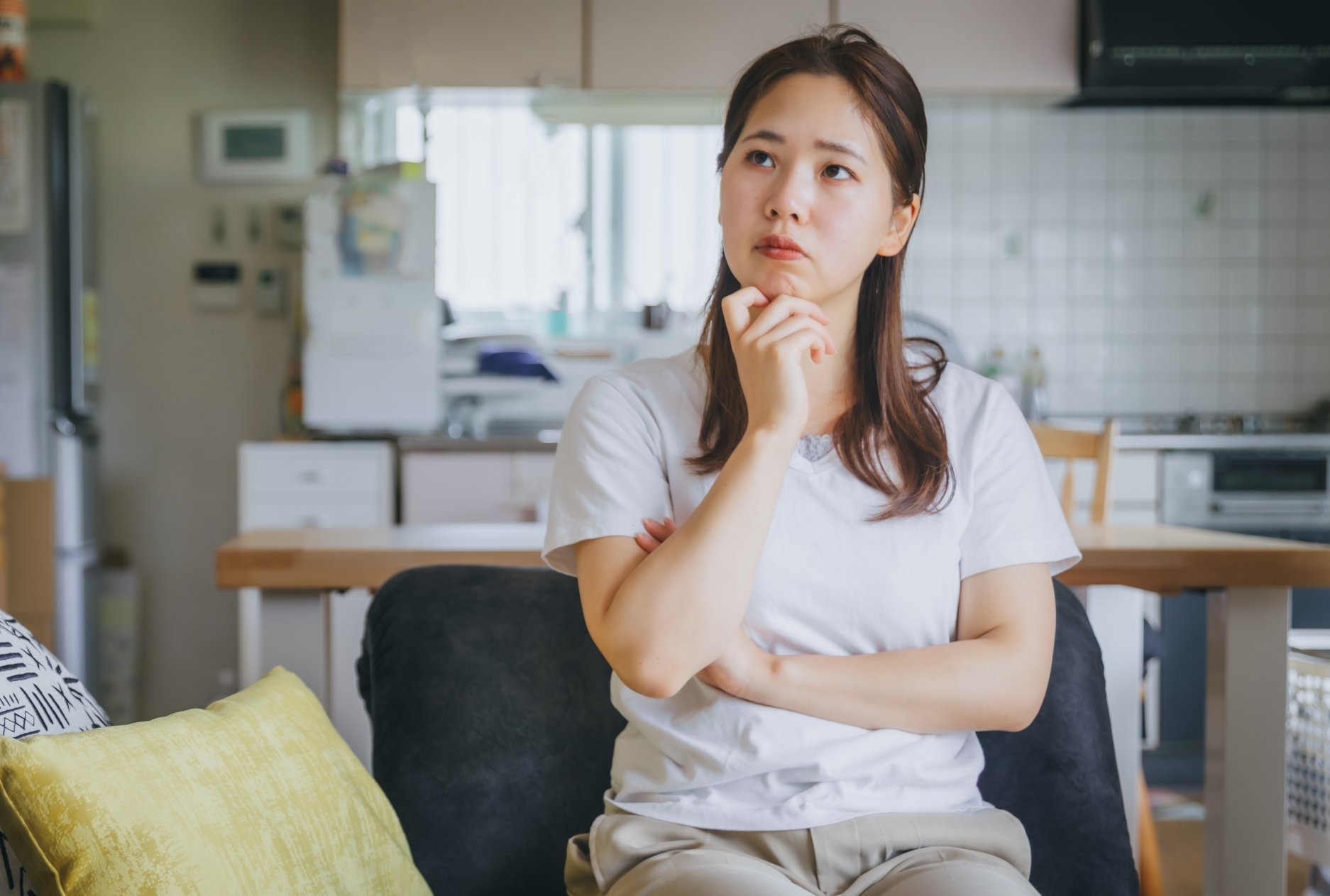 考える女性
