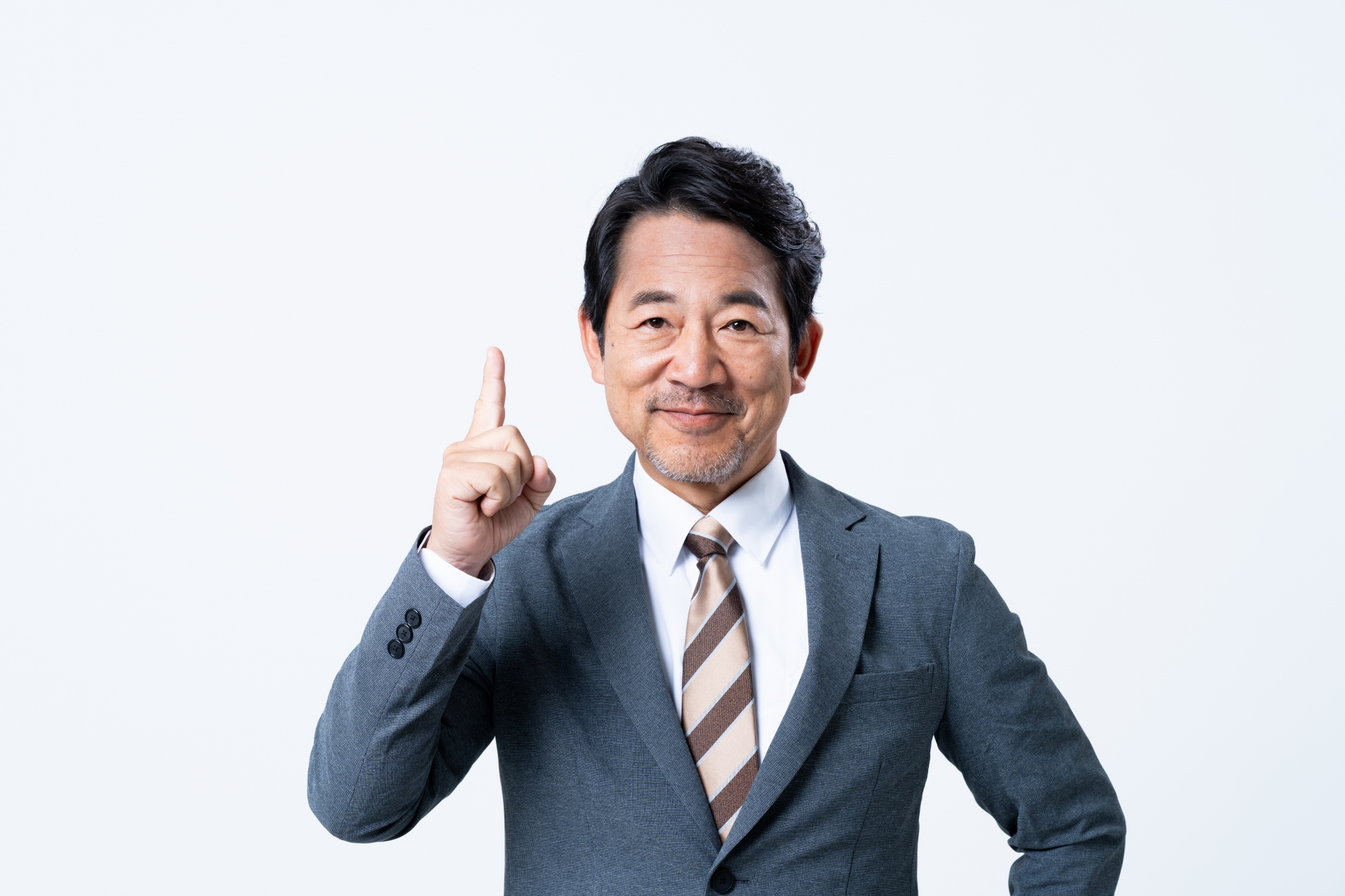 人差し指を立てている男性