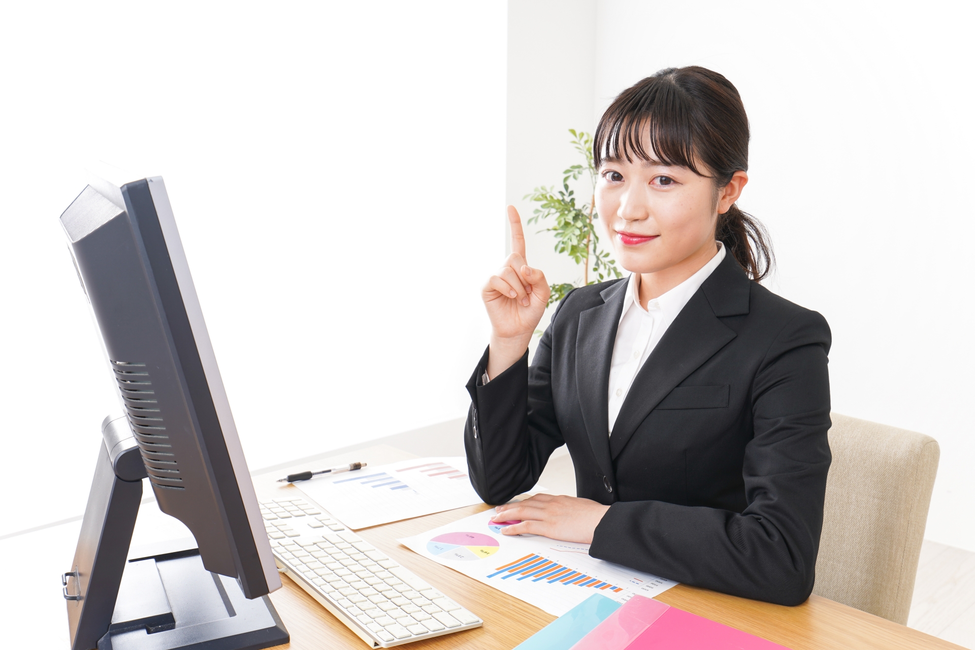 人差し指を立てている女性