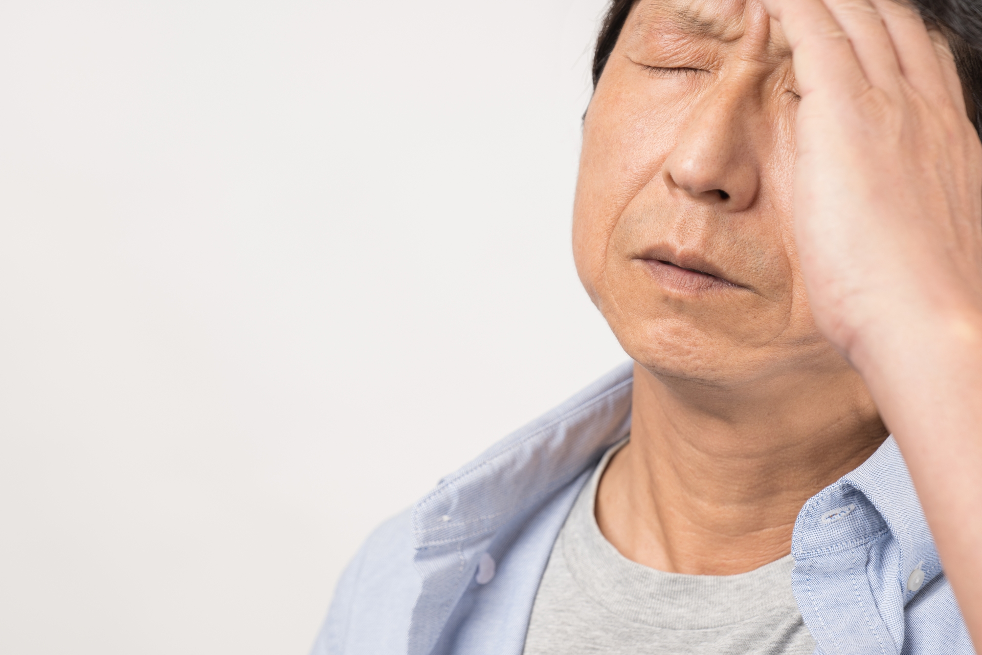 頭を抱えて悩む男性