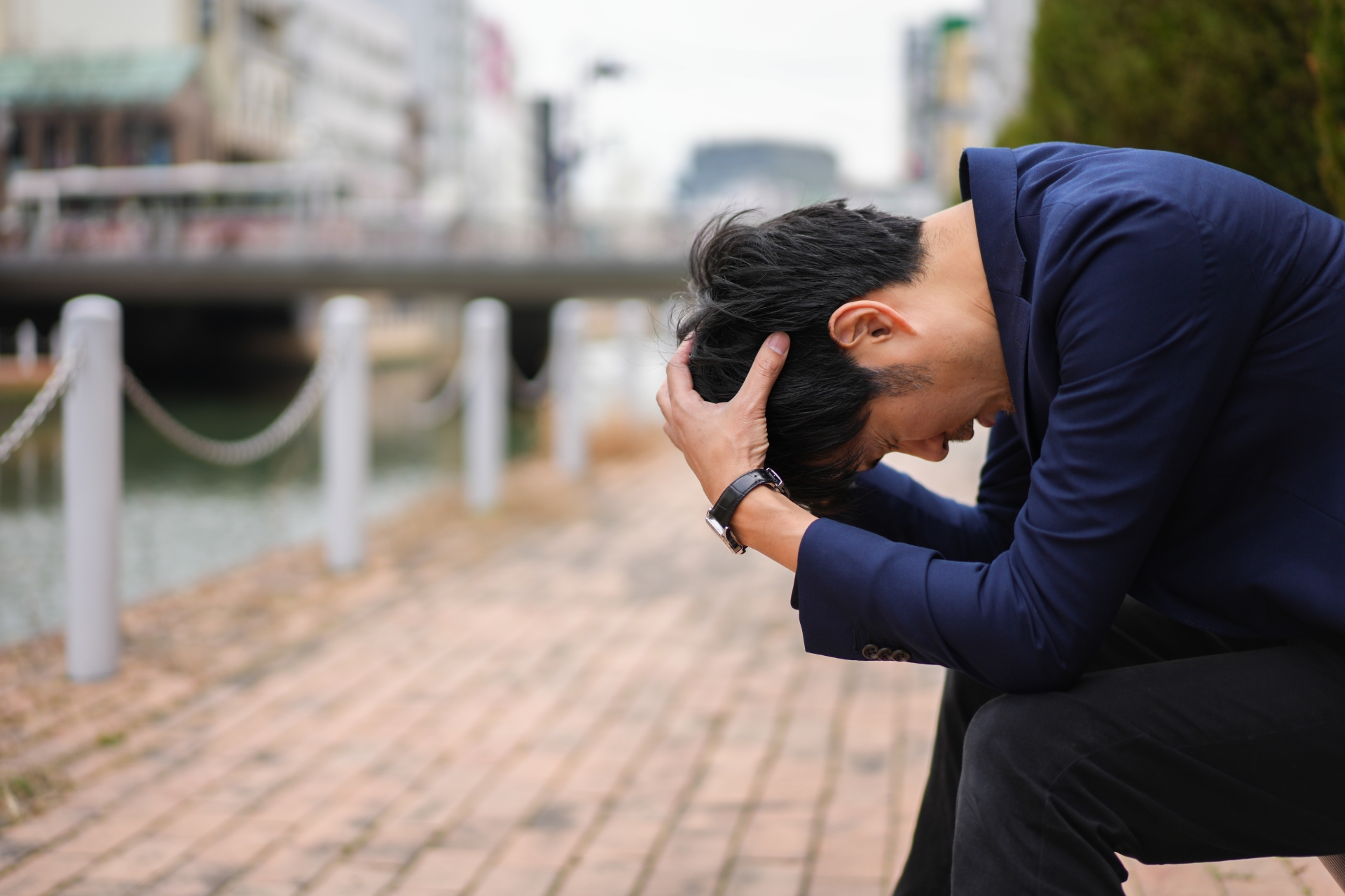 頭を抱える男性