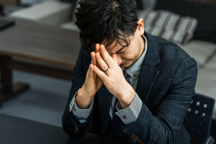 辛そうにする男性