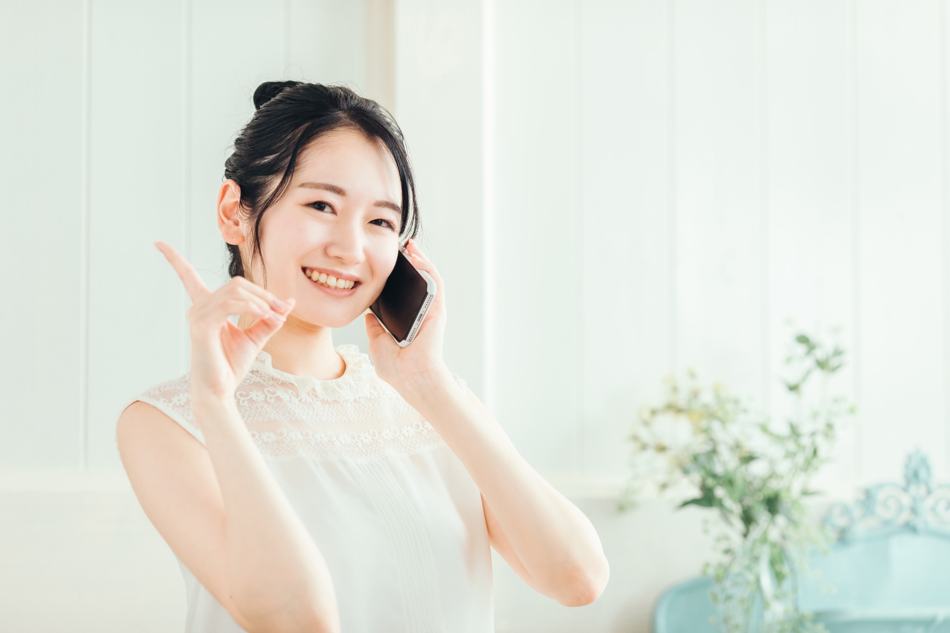 マホで通話する女性