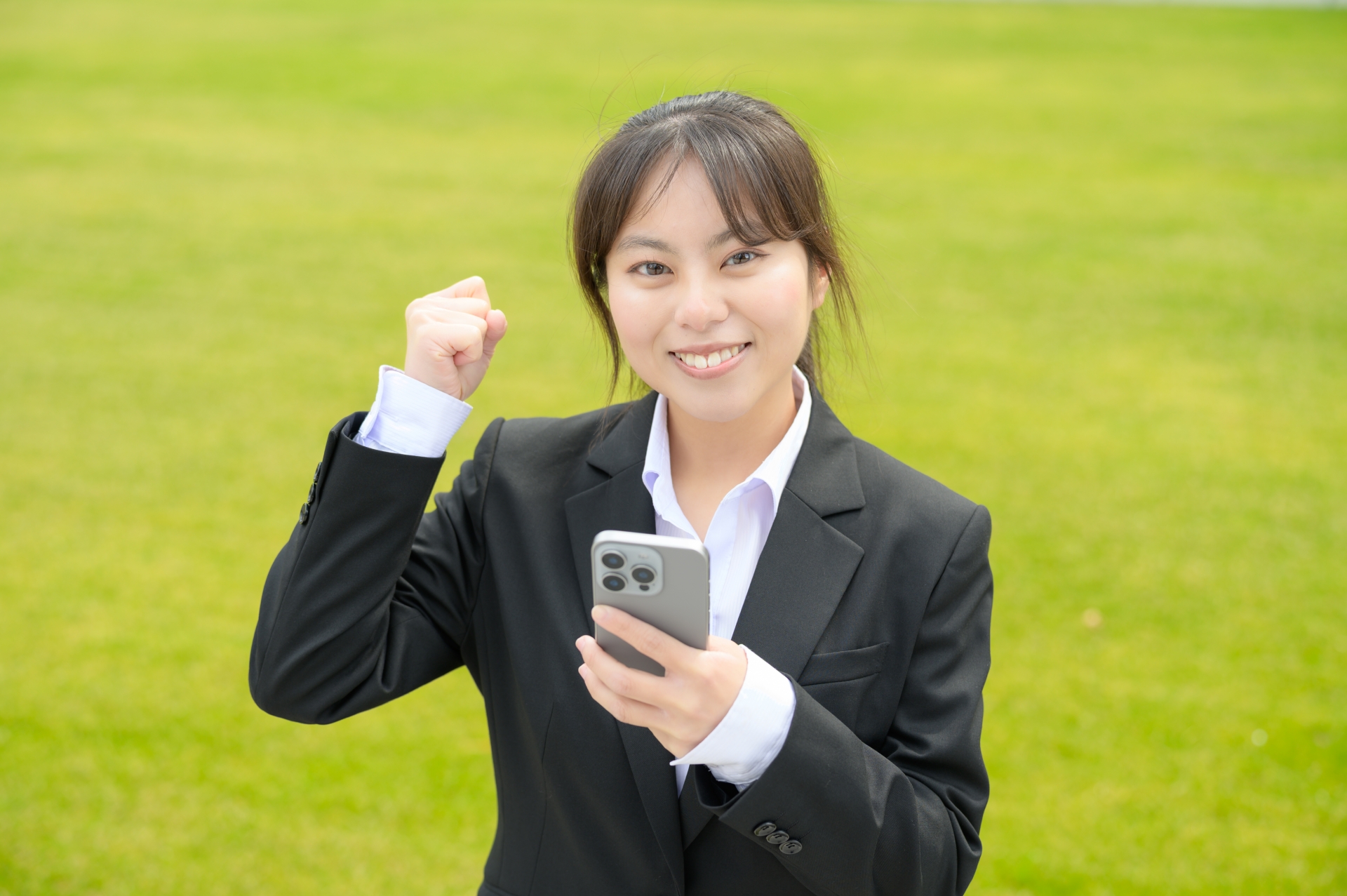 ガッツポーズの女性