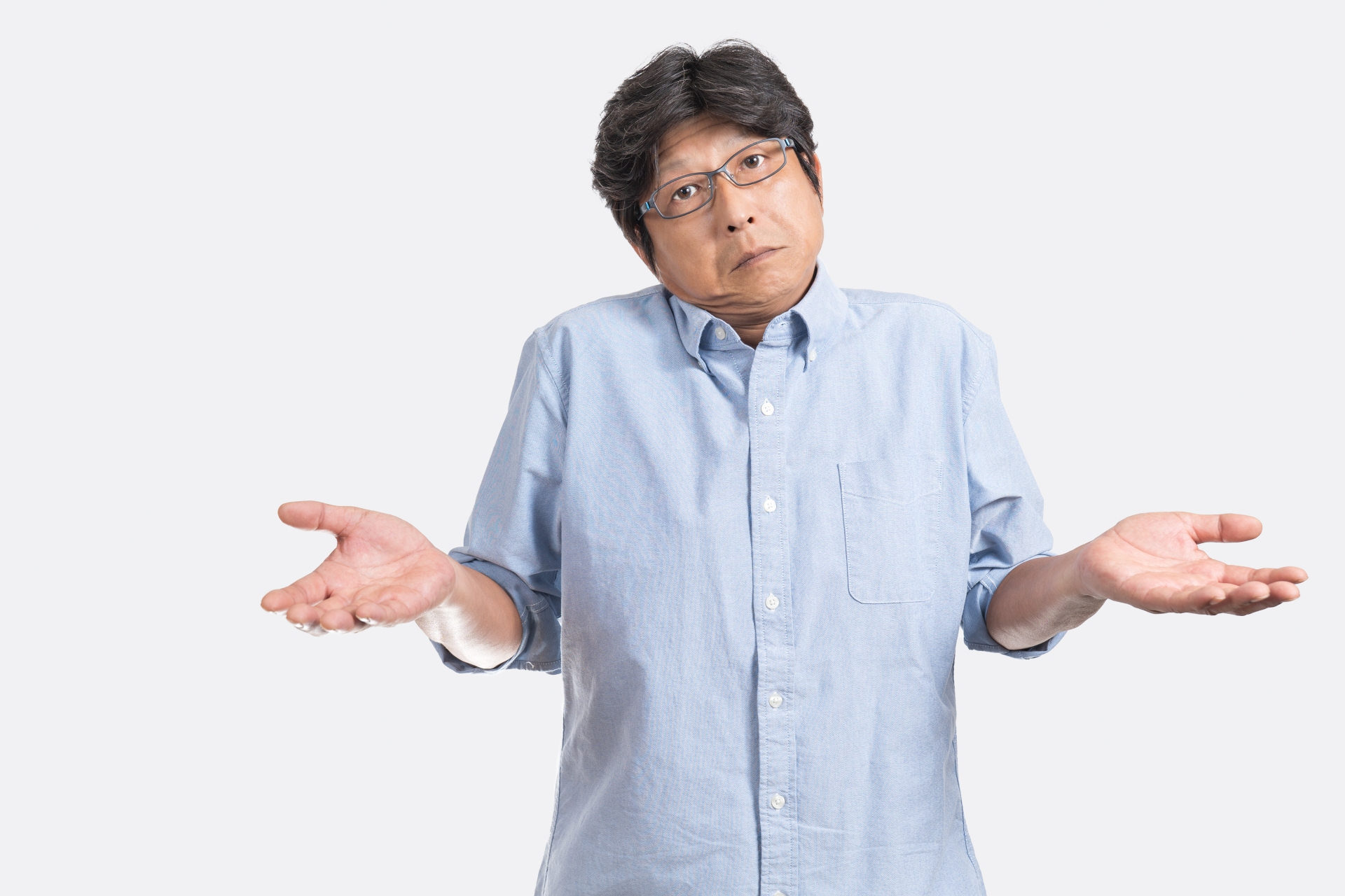 肩をすくめる男性