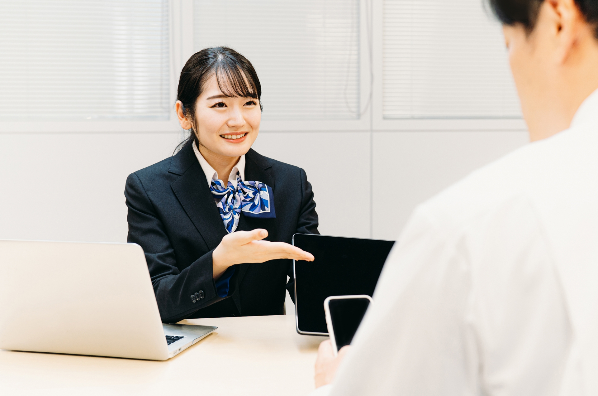 タブレットを使って説明をする女性（窓口）