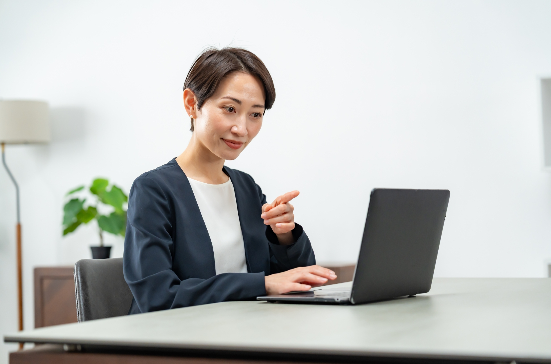 仕事をする女性