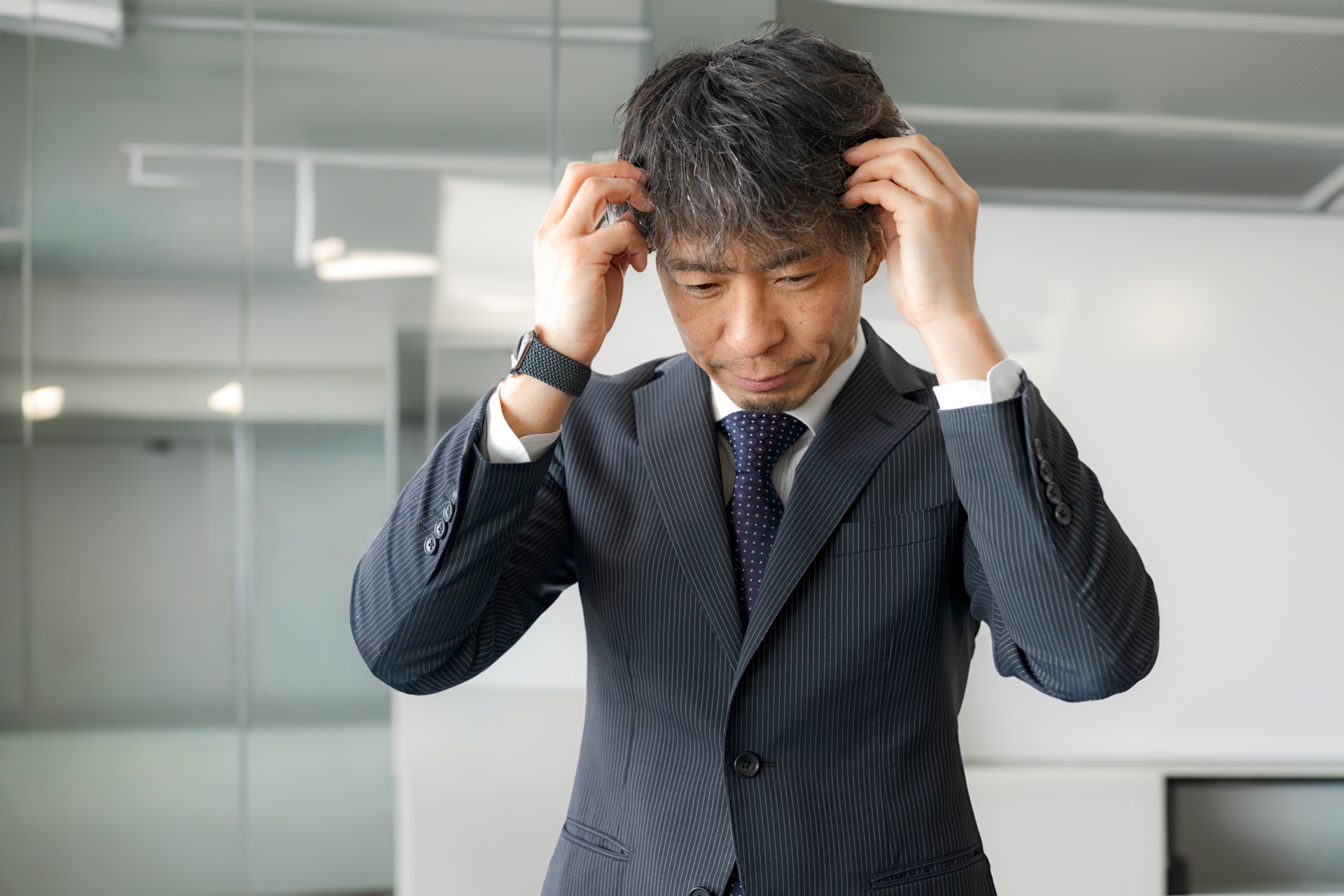 頭を抱える男性
