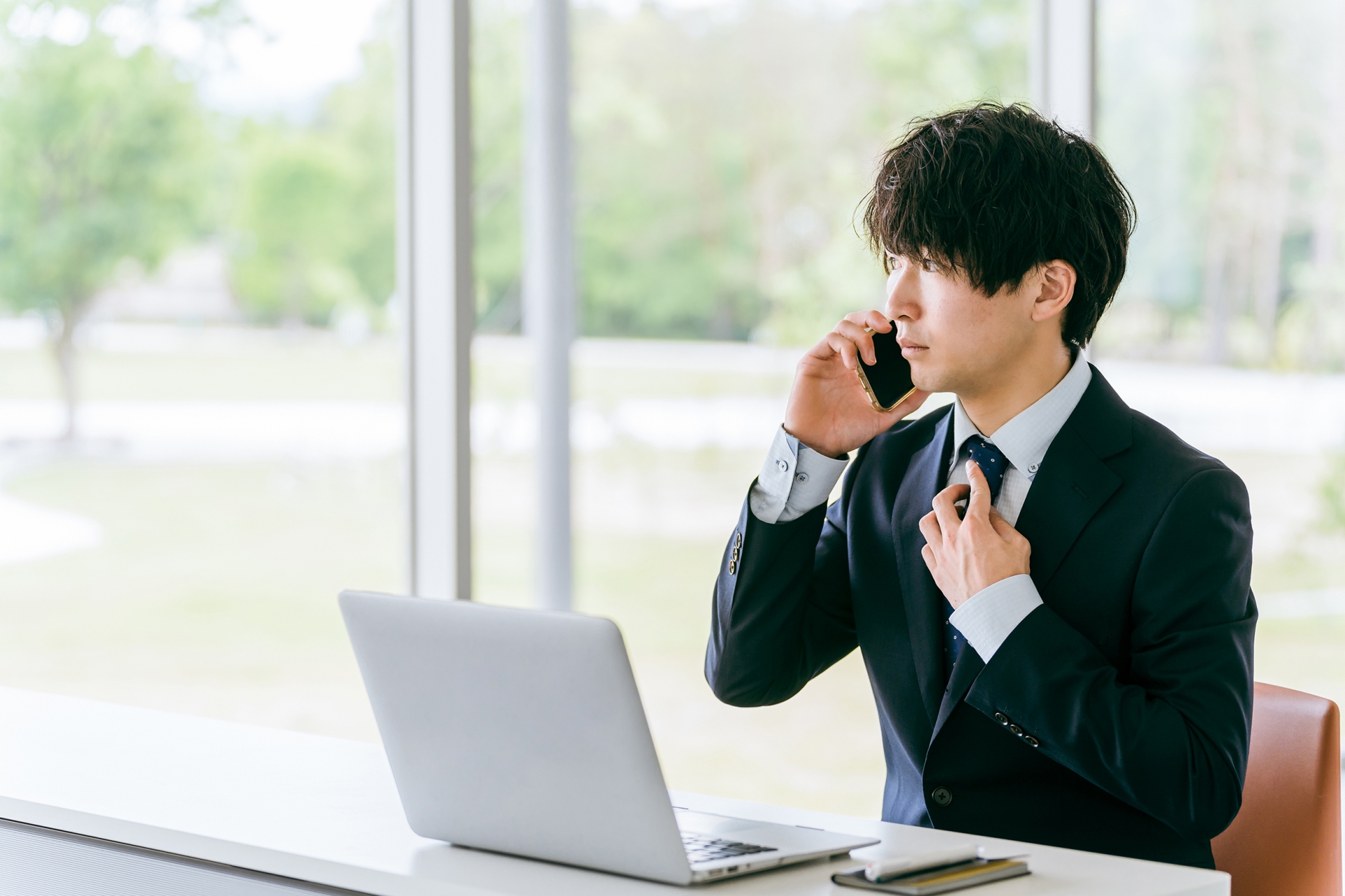 電話をする会社員