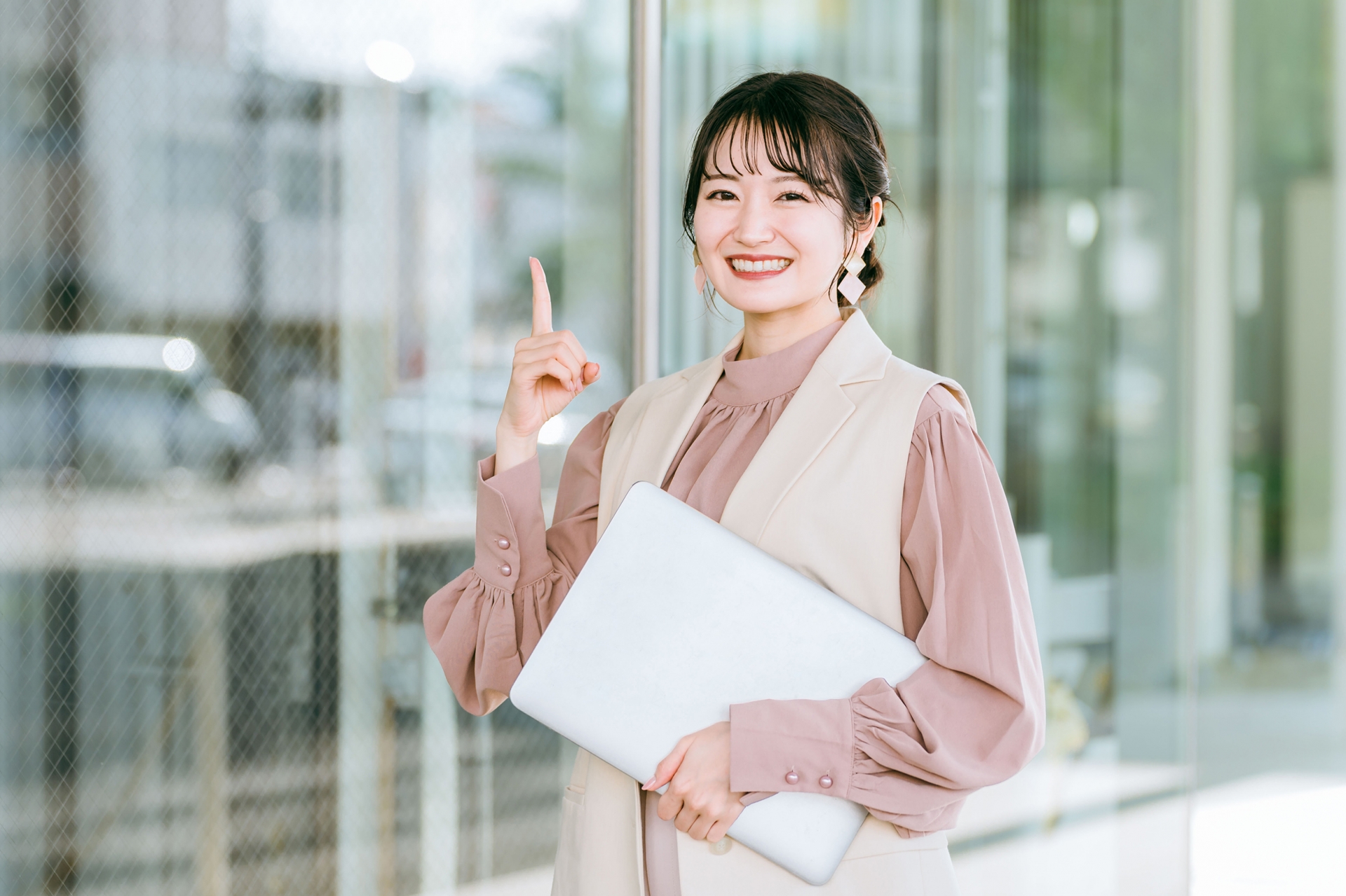 人差し指を立てている女性