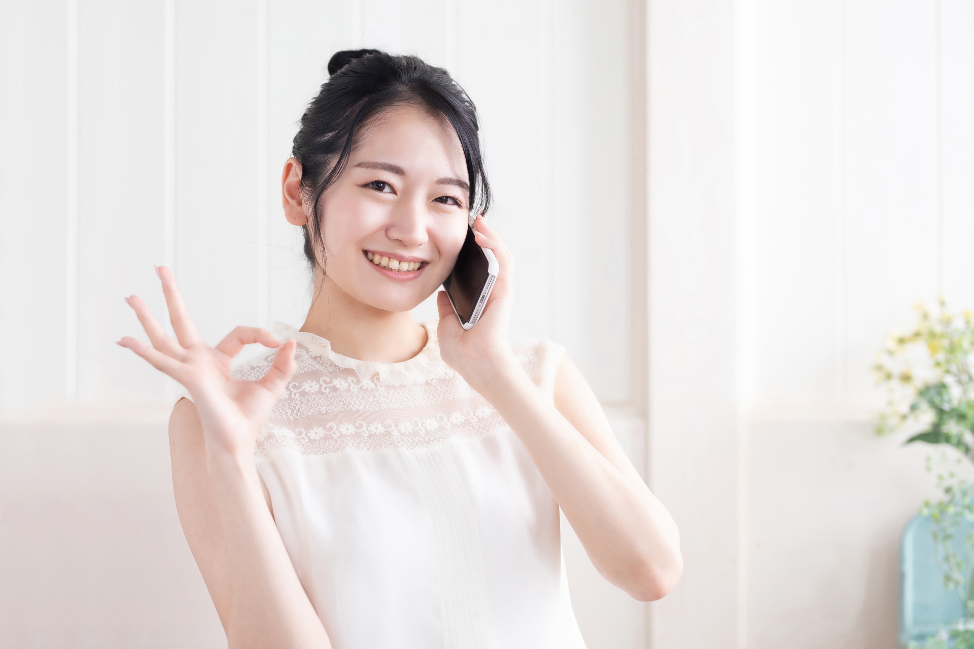 OKサインをする女性
