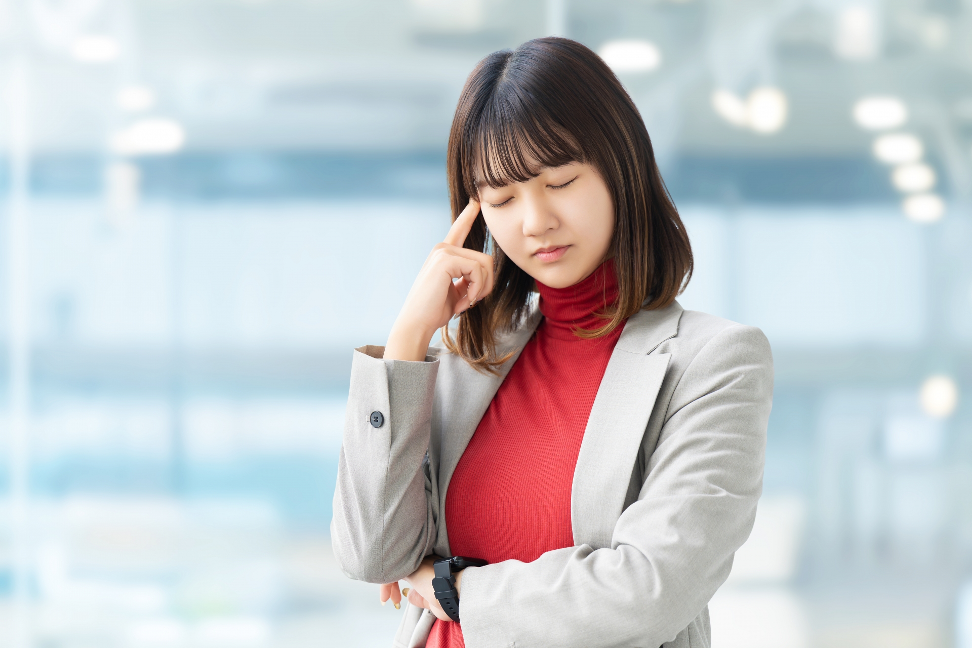 考える女性