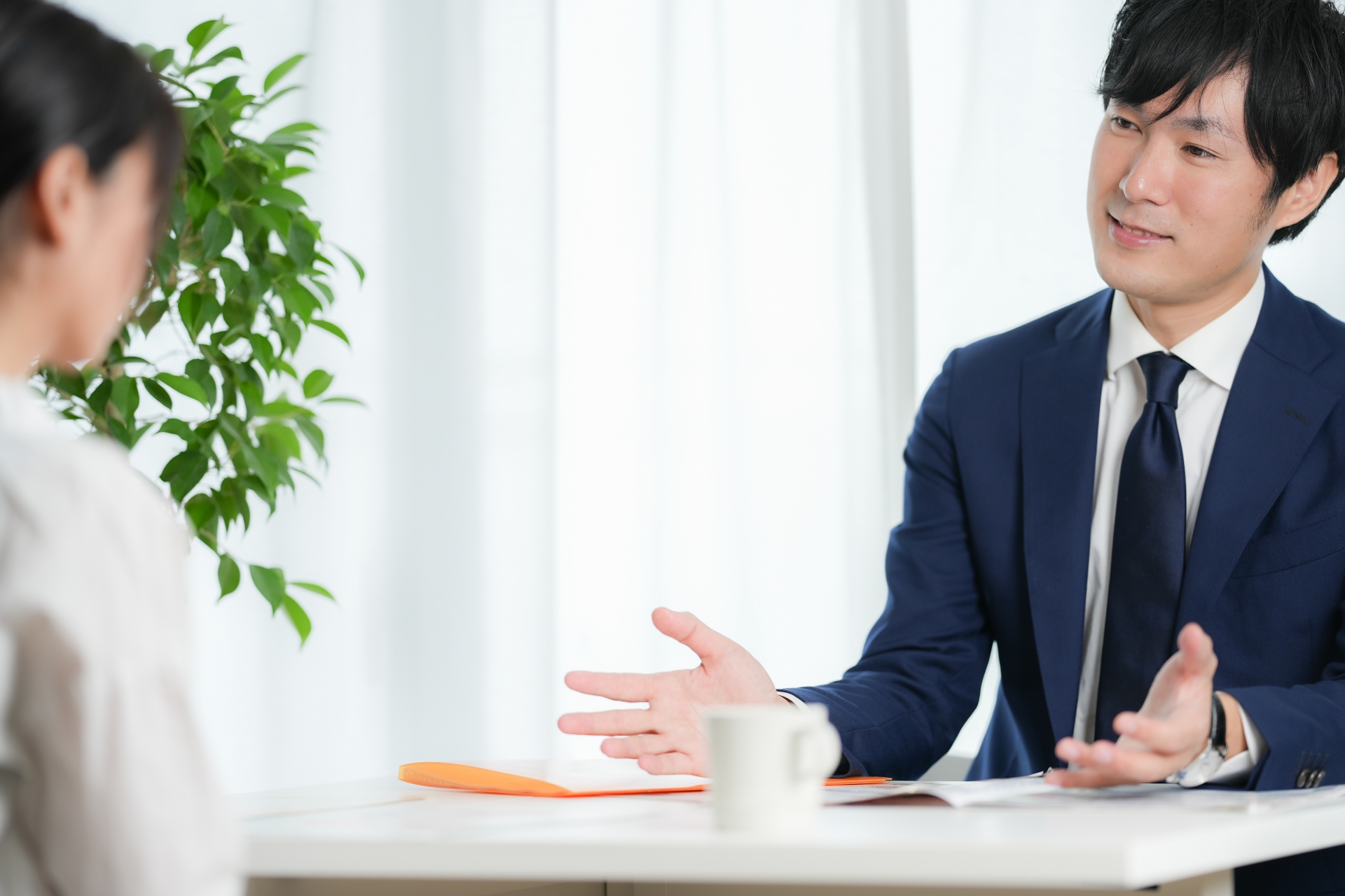 説明する男性とそれを聞く女性