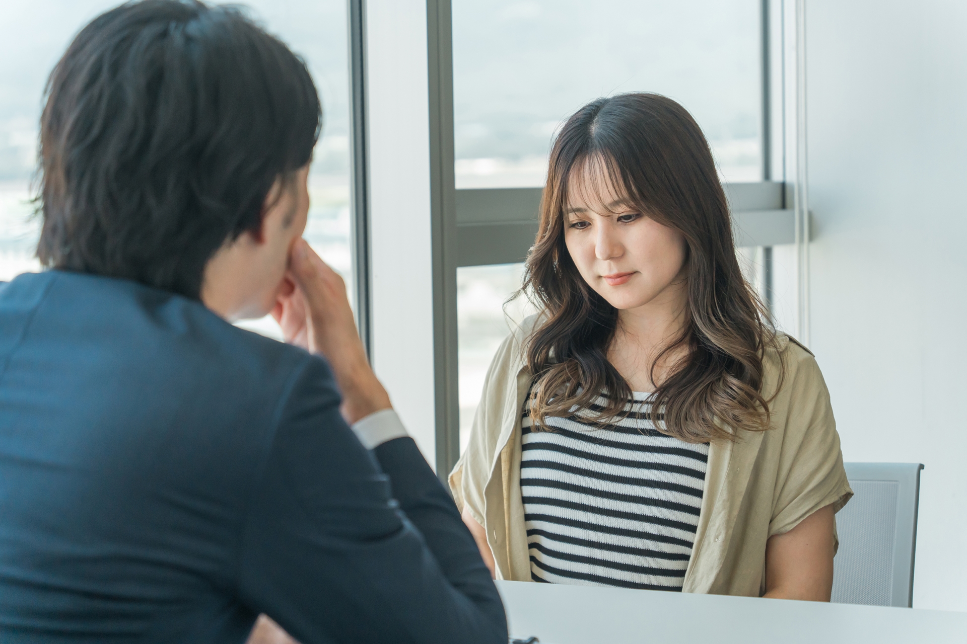 相談する女性
