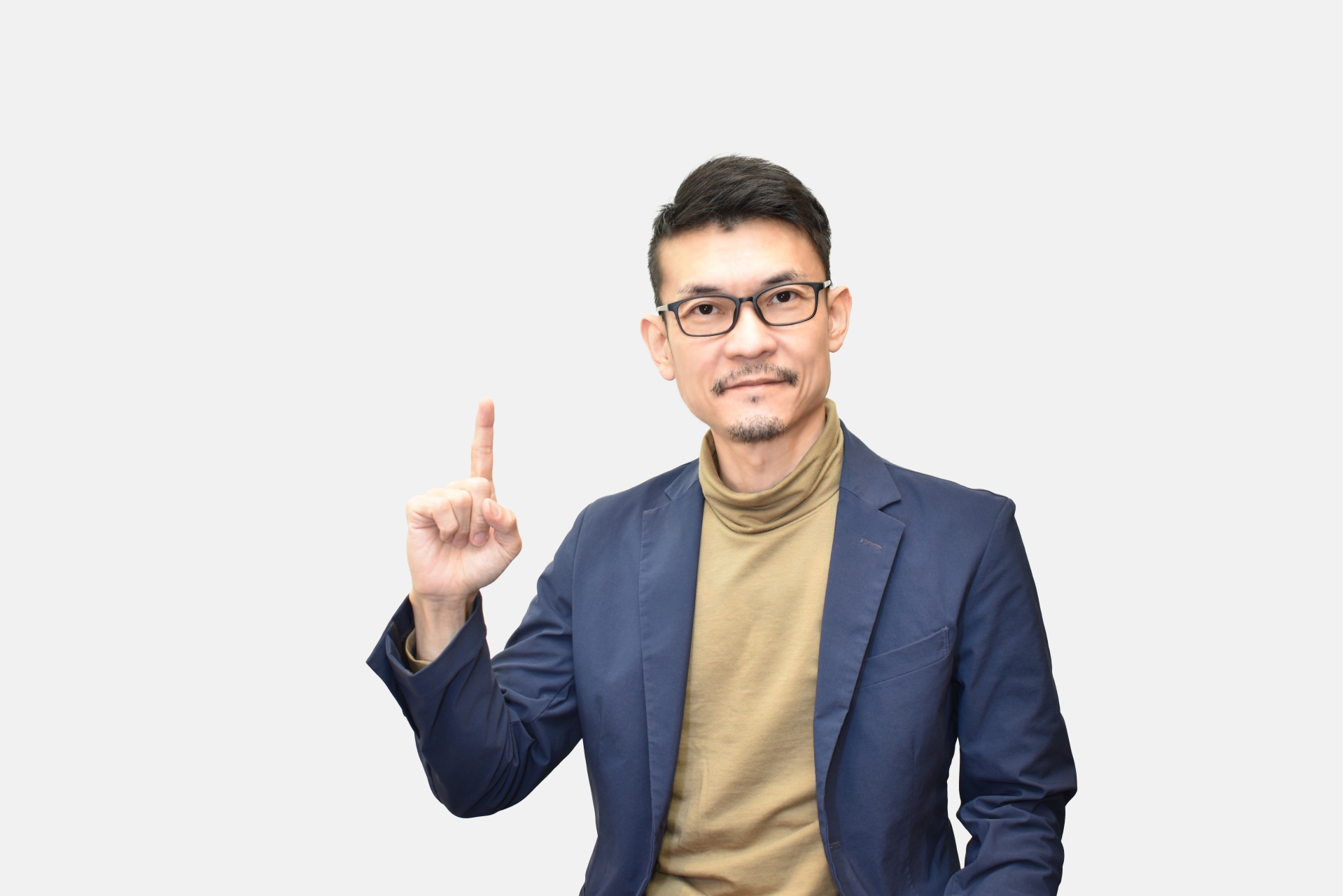 人差し指を立てる男性