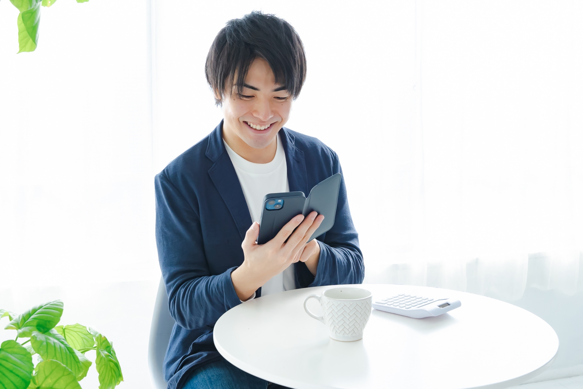 笑顔でスマホを操作する男性