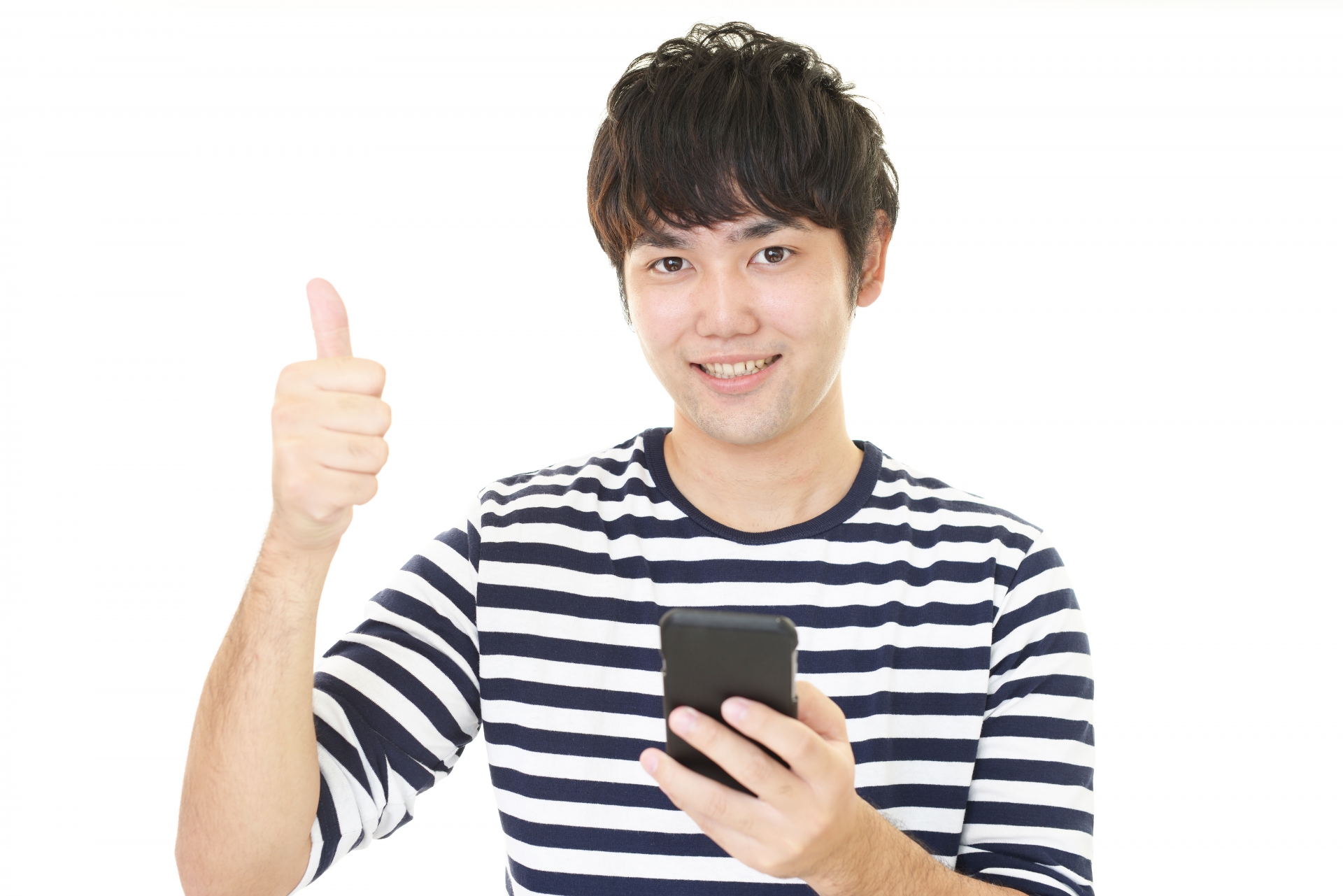 スマートフォンを持つ笑顔の男性