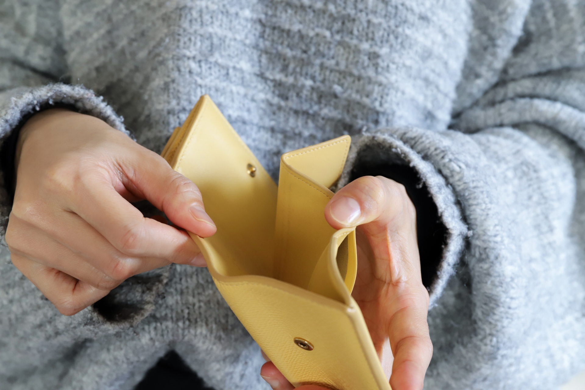 空っぽの黄色いお財布