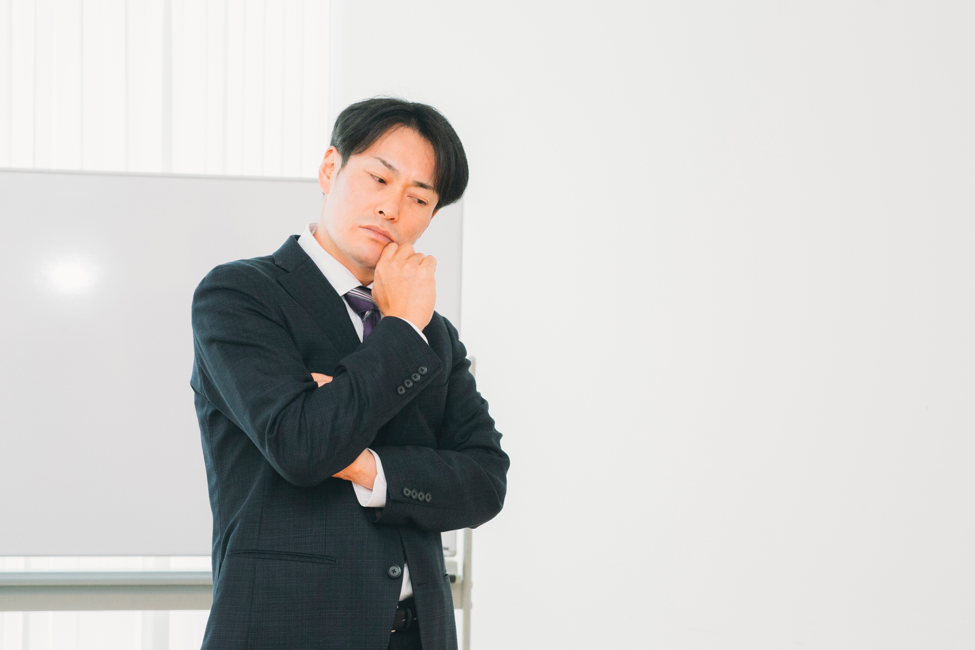 悩んでいる男性