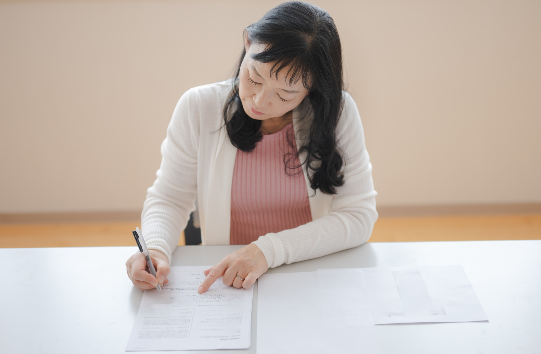 書類を書く女性
