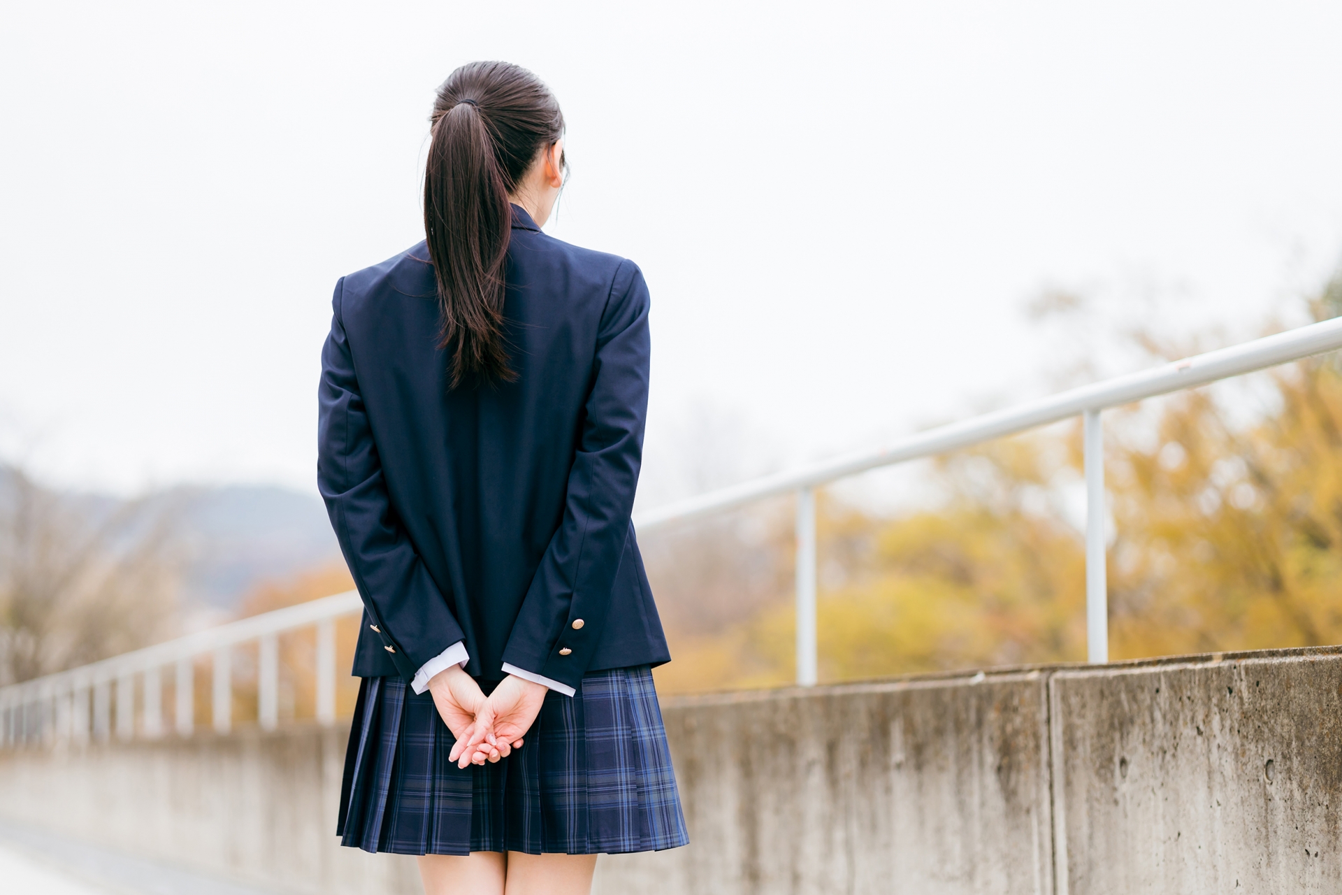 後ろ姿の学生