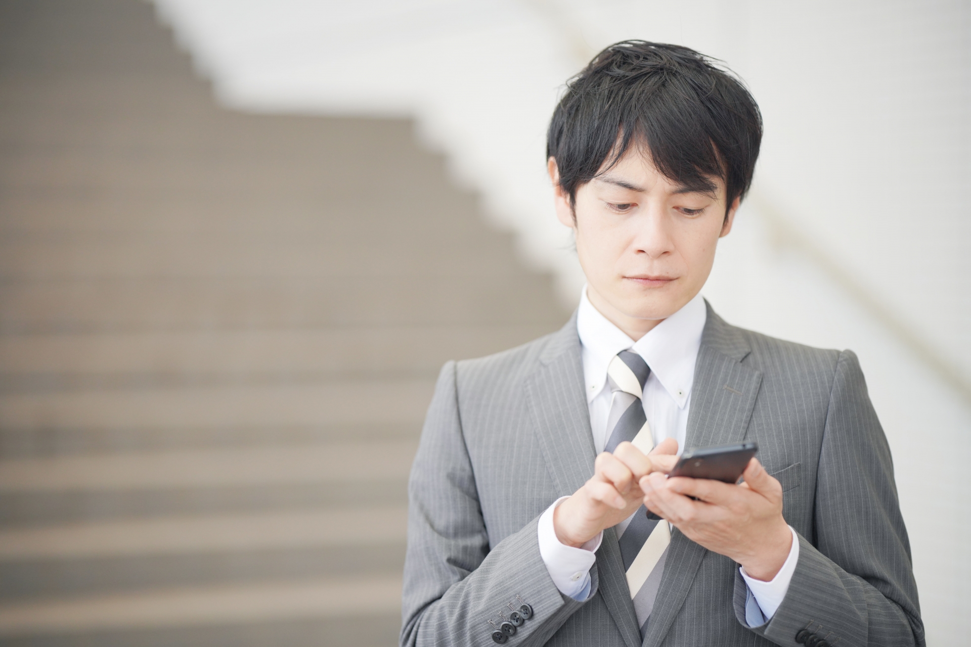 携帯電話を見る男性