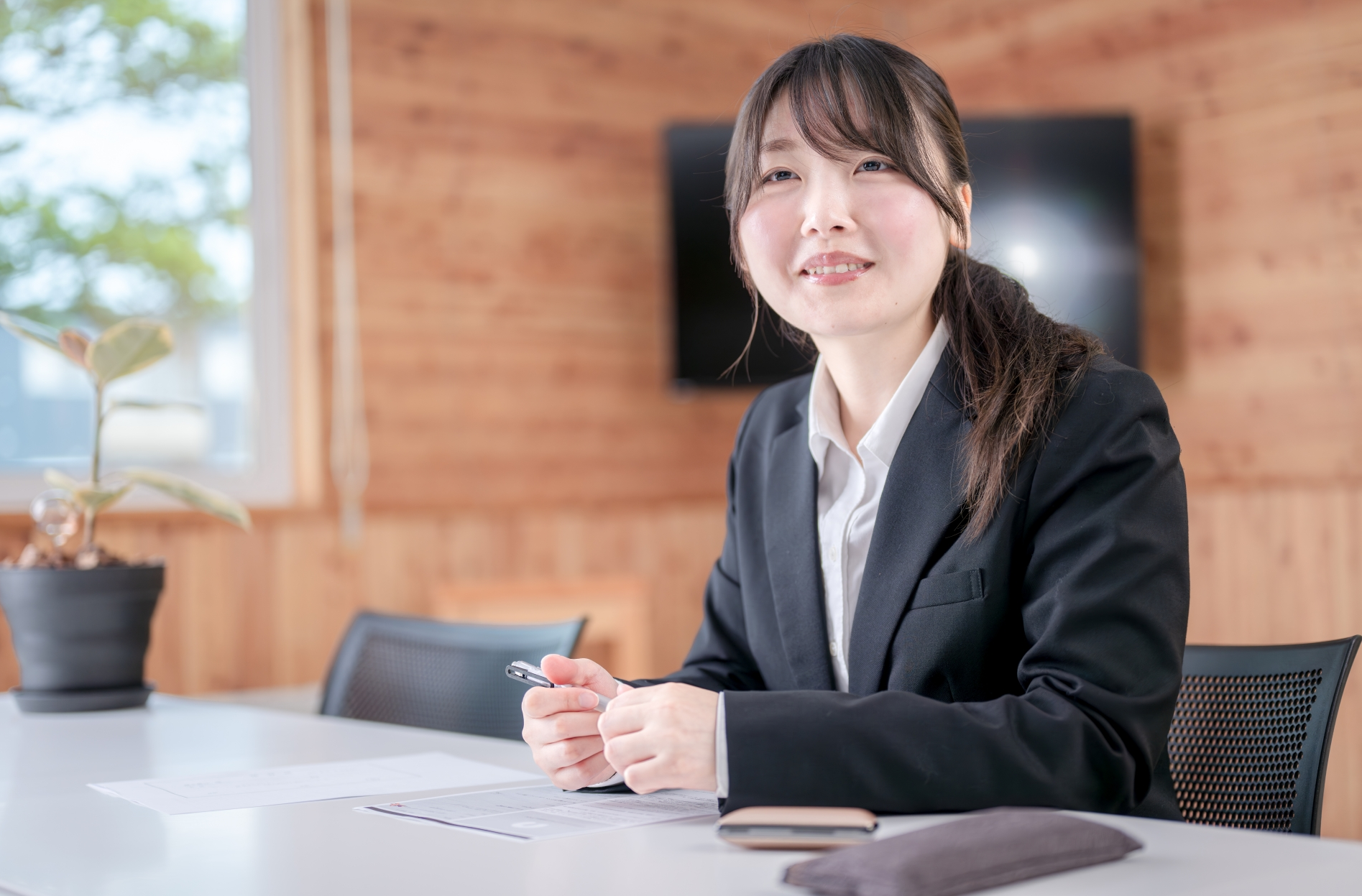 話を聞くビジネスマン