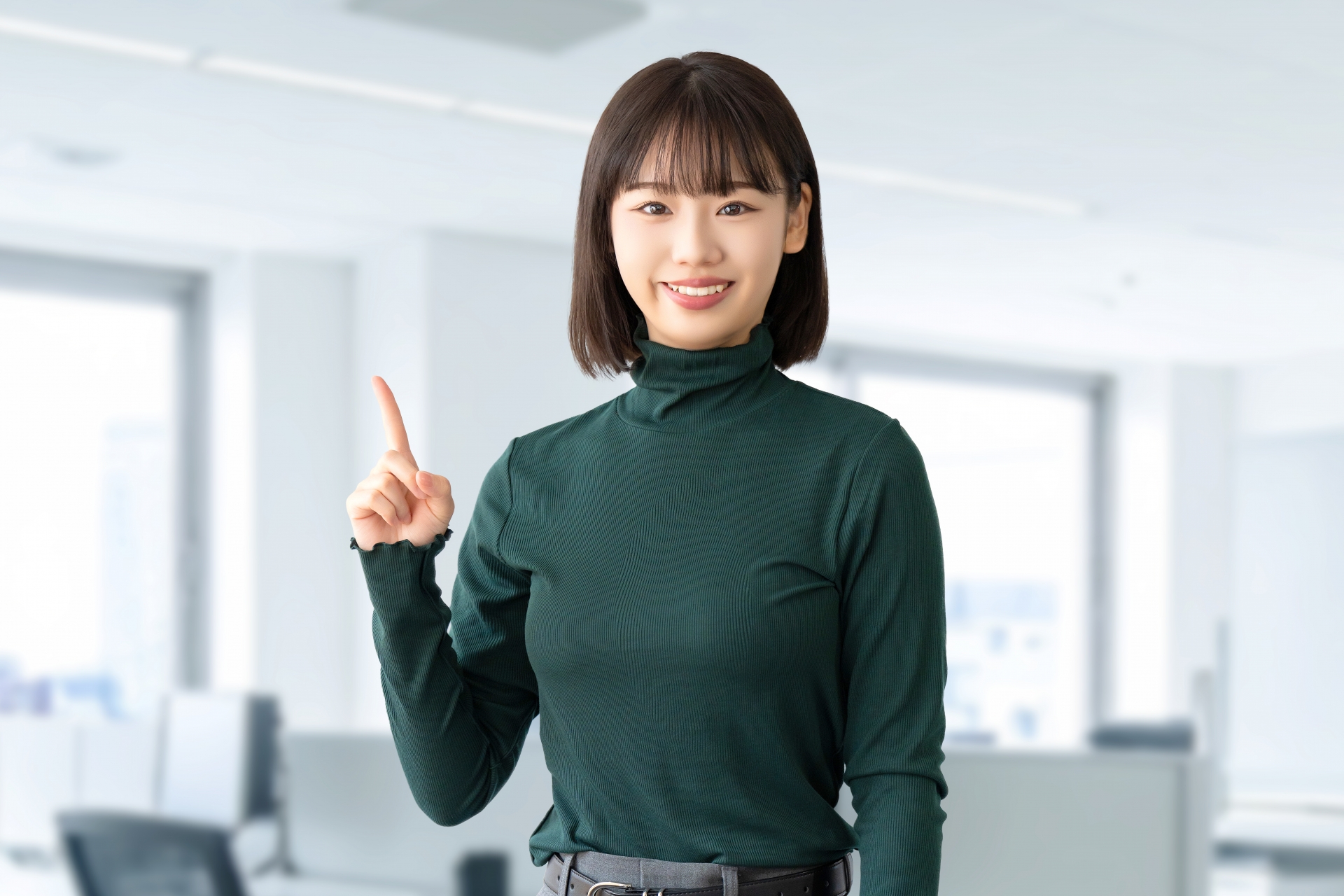 説明する女性