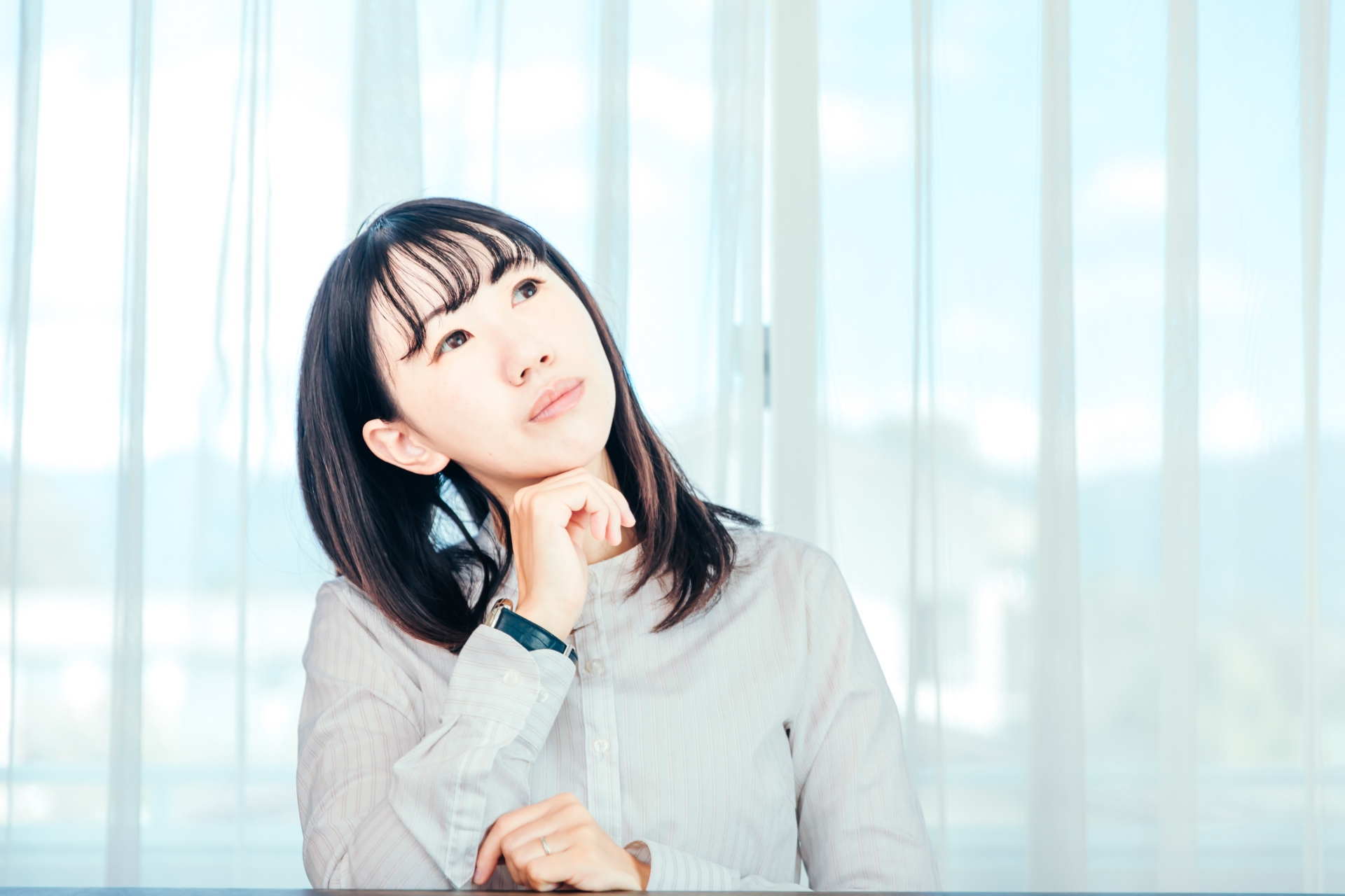 悩む女性