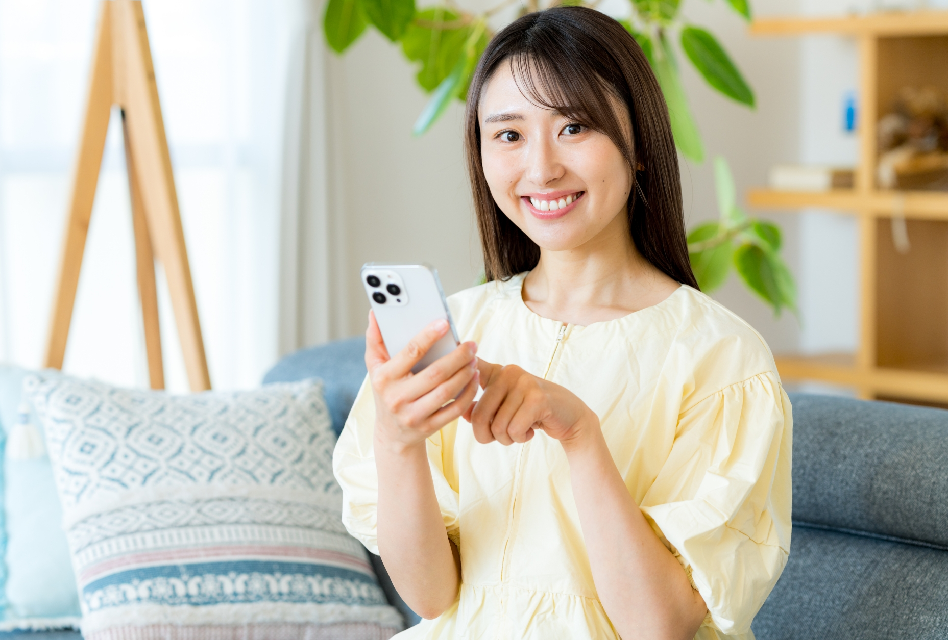 携帯電話を持ち笑顔の女性