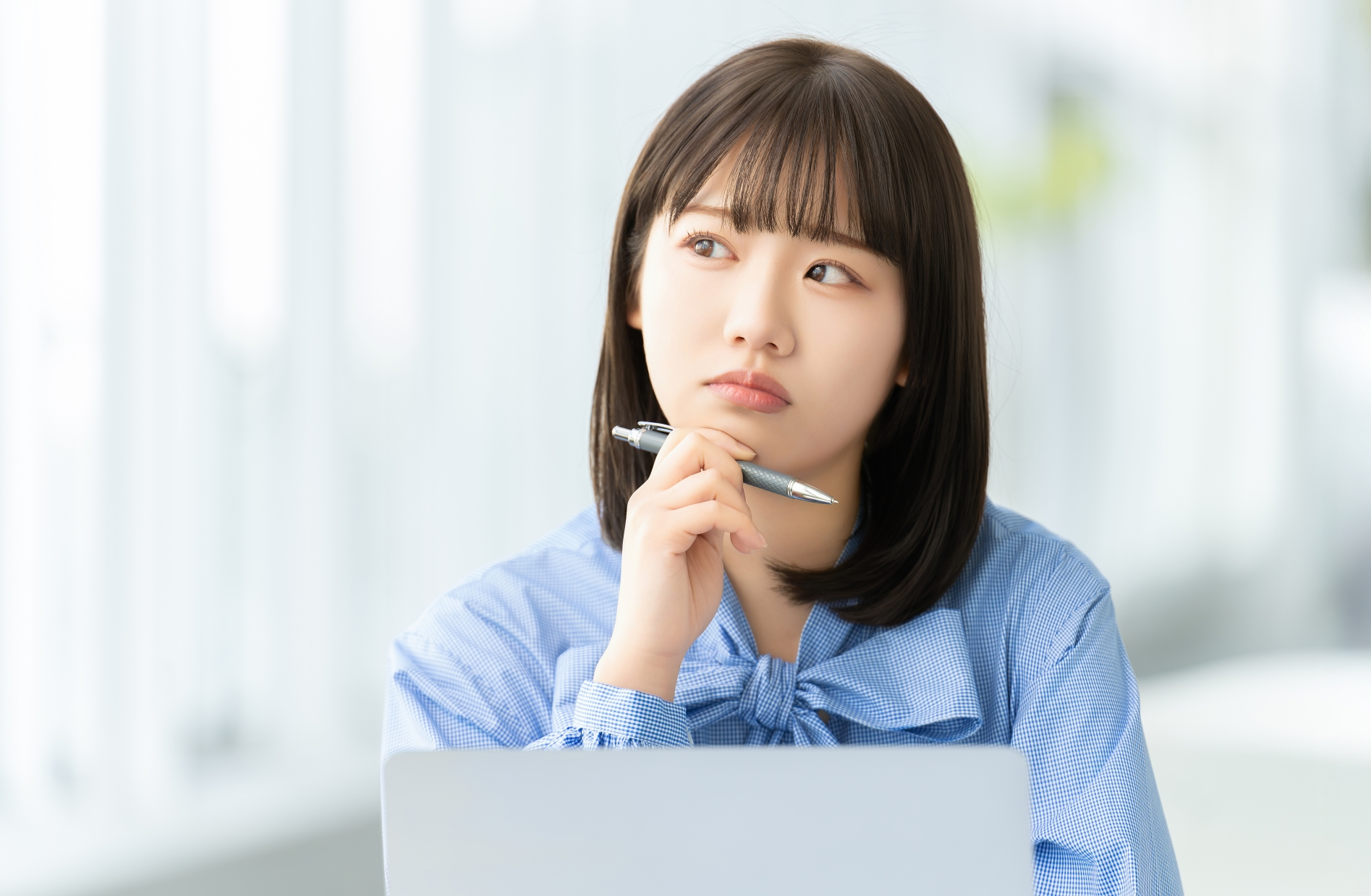 悩む女性