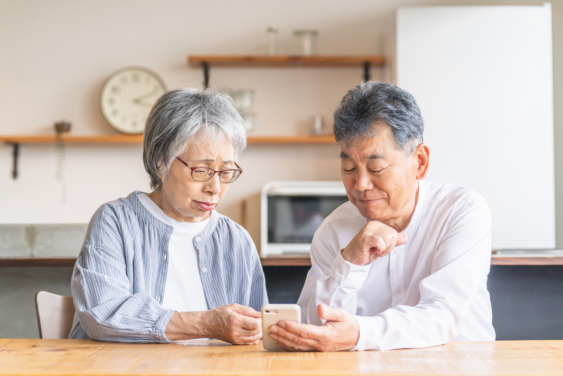 相談する老夫婦