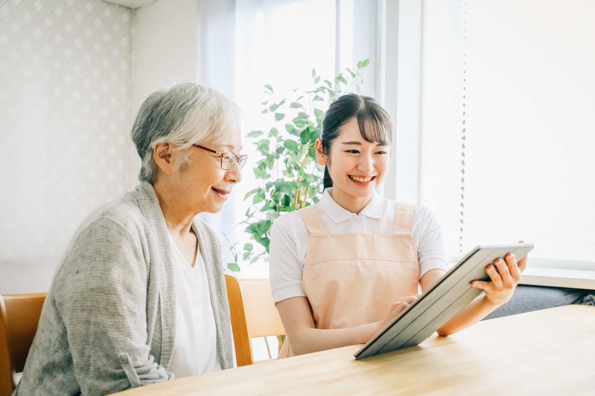 高齢者に説明をする女性