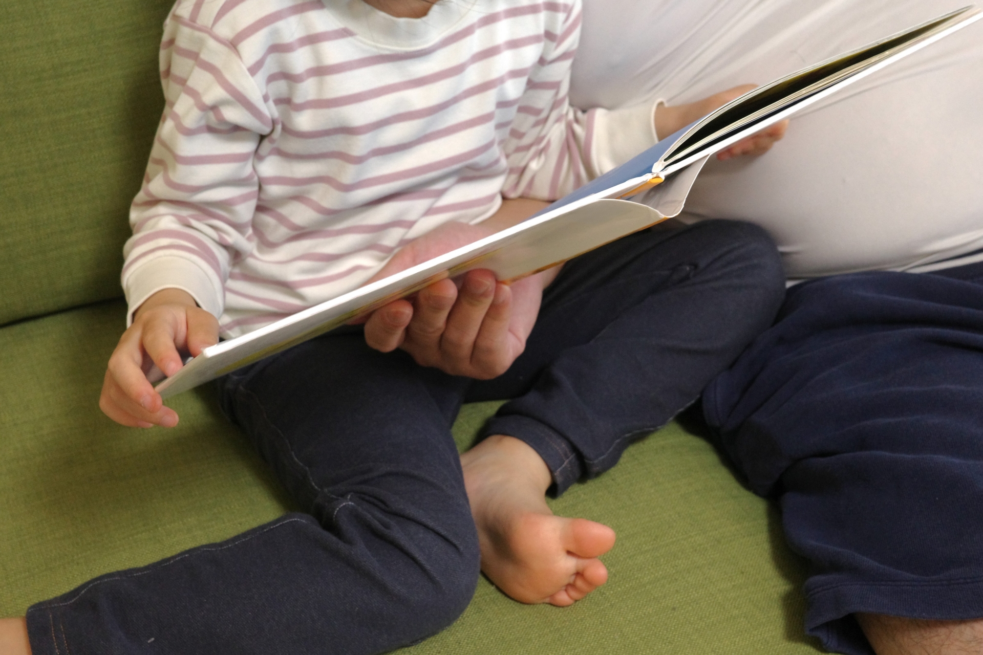 子どもに本を読む様子