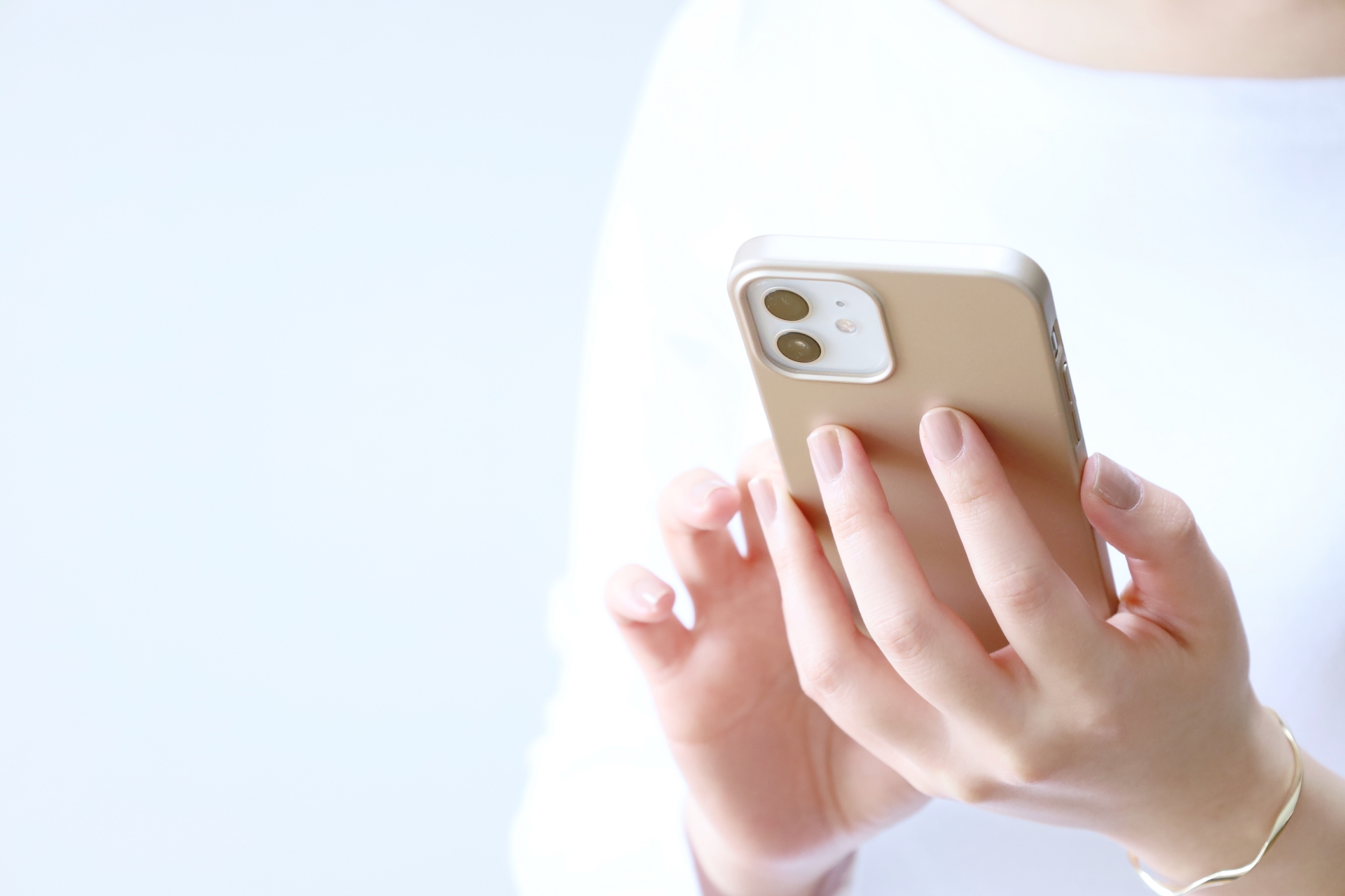 携帯電話を見る女性